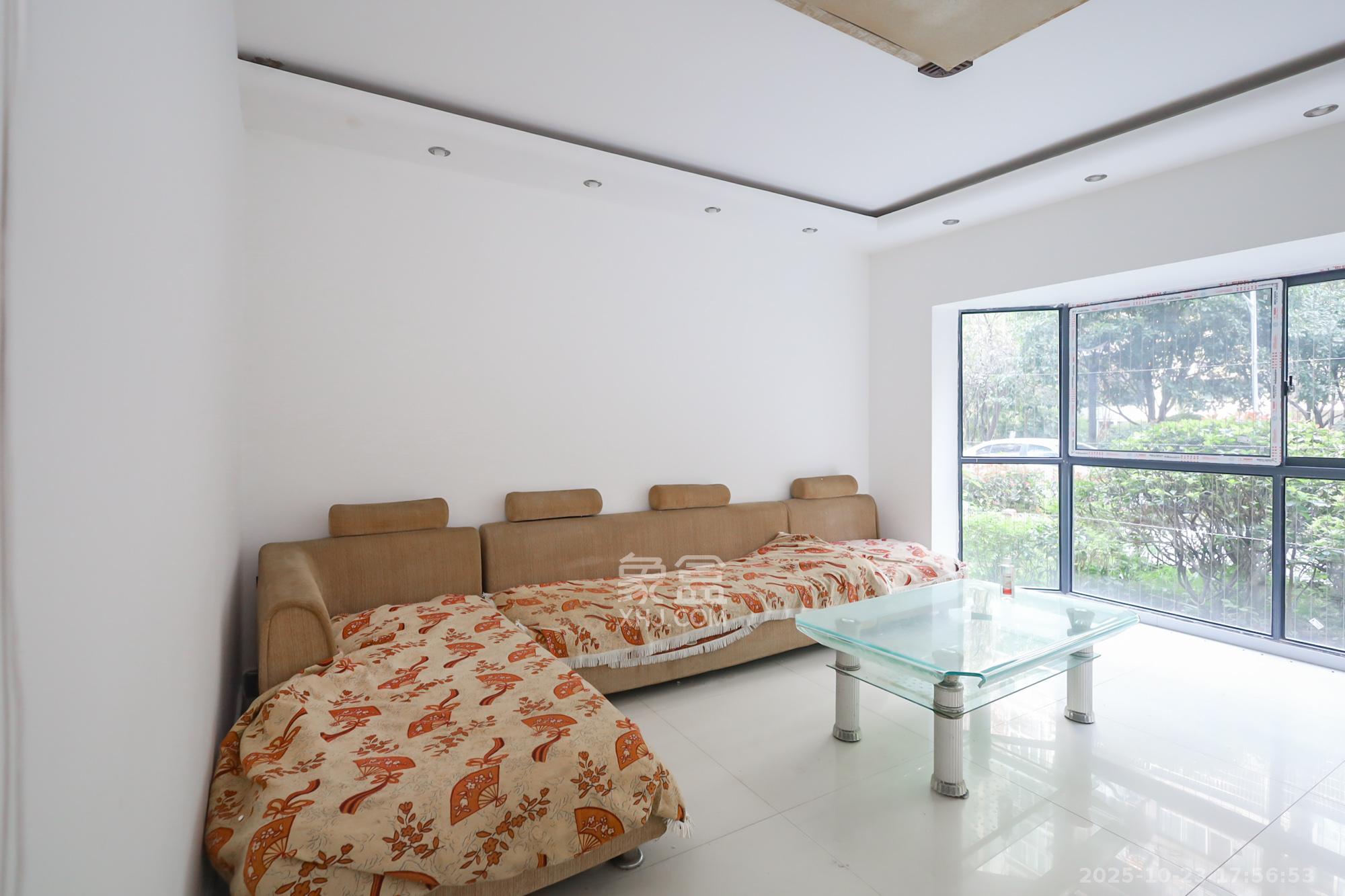 金色山庄  2室2厅1卫    71.8万 金色山庄  2室2厅1卫    71.8万客厅