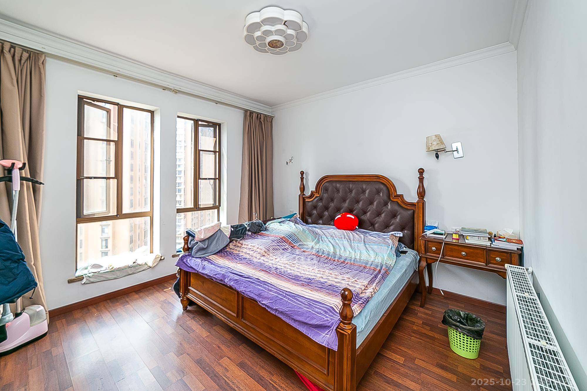 第六都（陆都小区）  4室2厅2卫    320.0万卧室