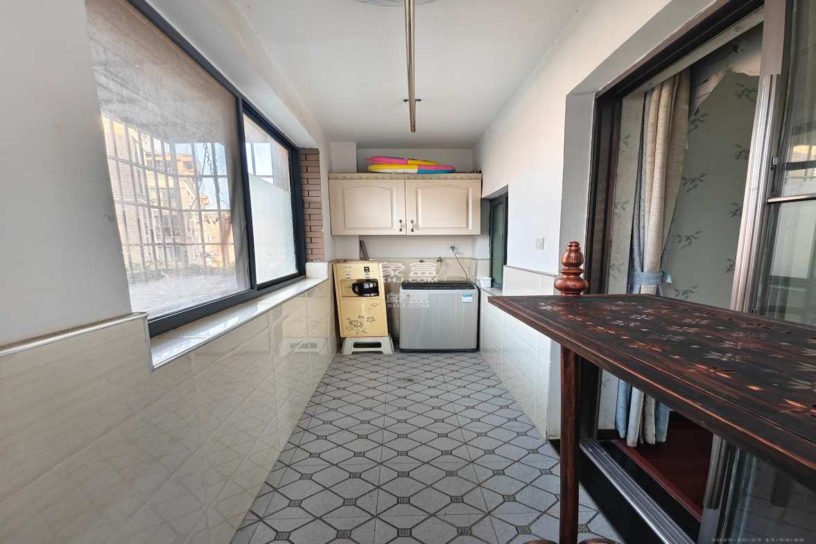 山水湾 3室2厅2卫 2300.0元/月 山水湾 3室2厅2卫 2300.0元/月室内图