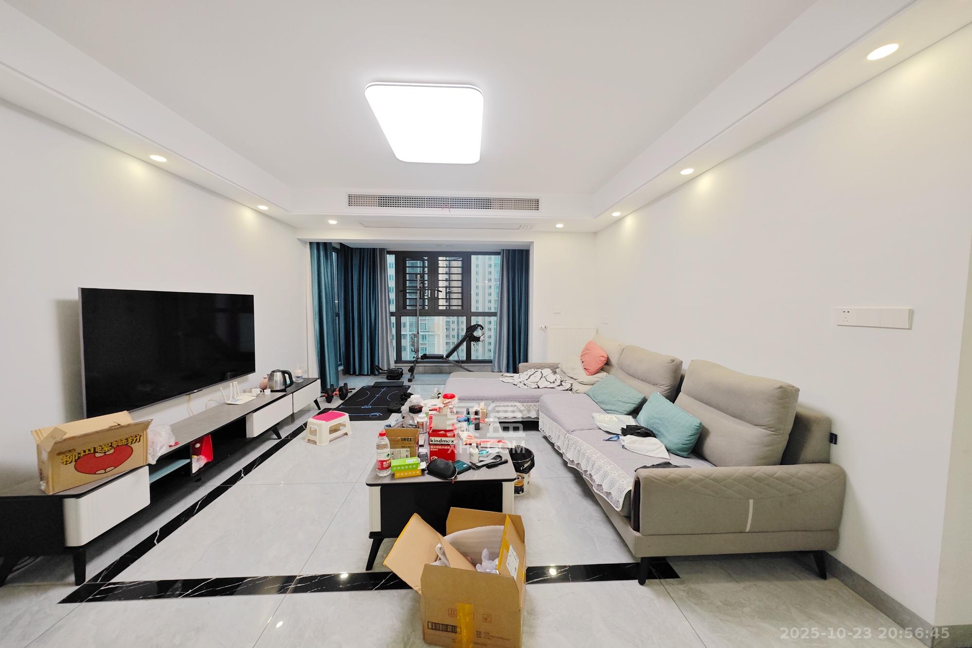 保利大都汇一期、二期  4室2厅1卫    155.0万客厅