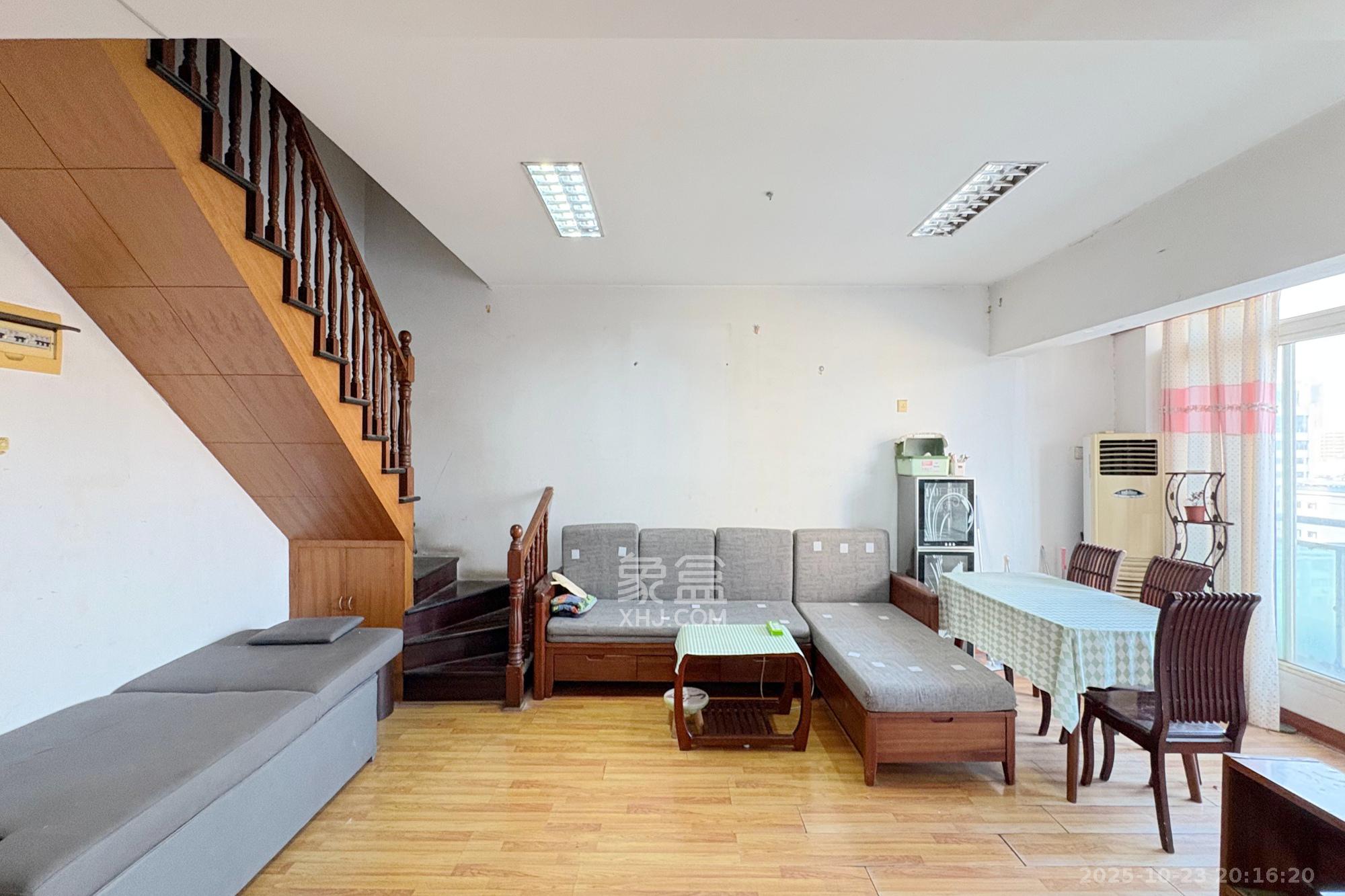 香格里嘉园  4室2厅2卫    88.0万客厅