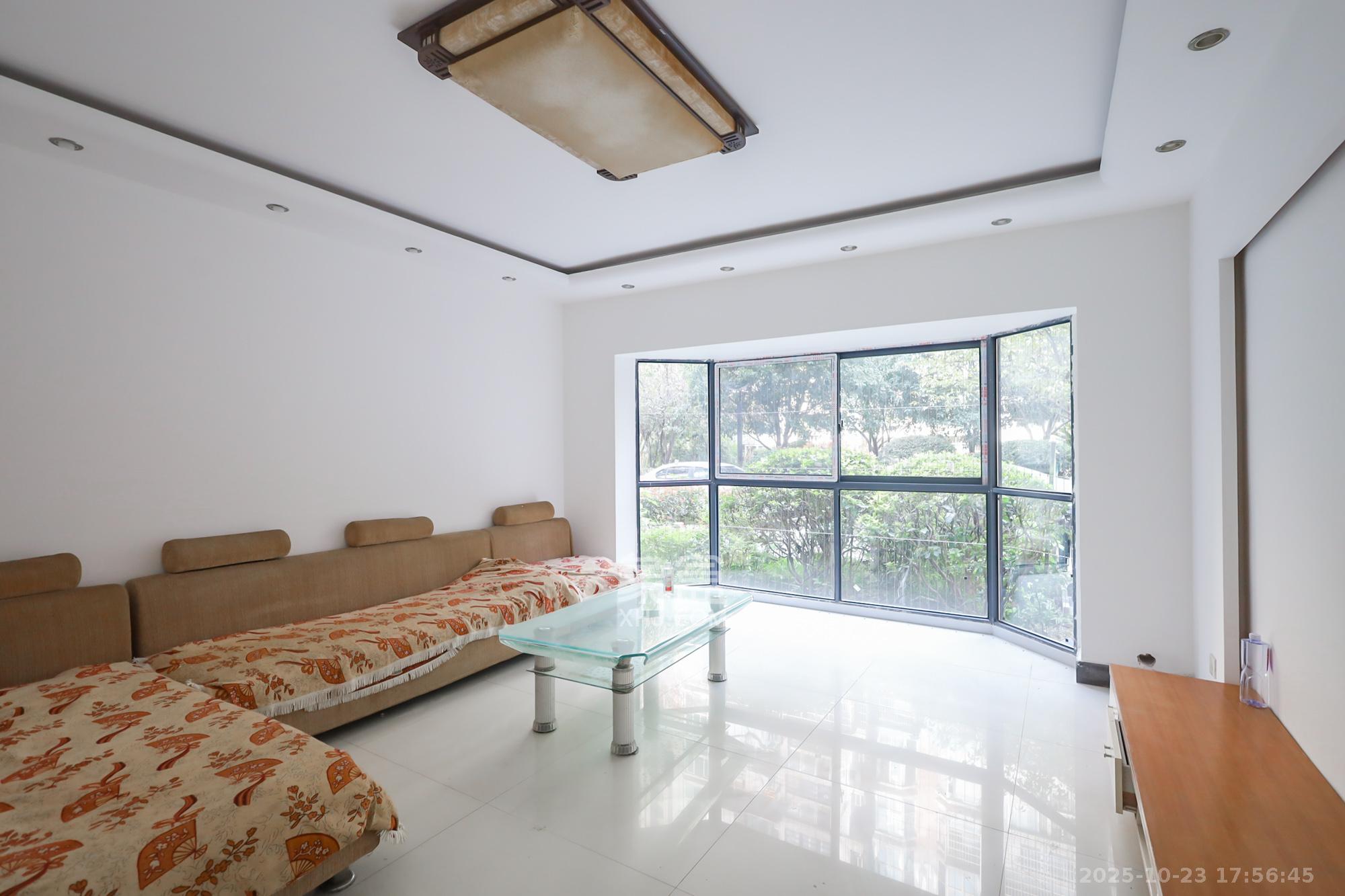 金色山庄  2室2厅1卫    71.8万 金色山庄  2室2厅1卫    71.8万客厅