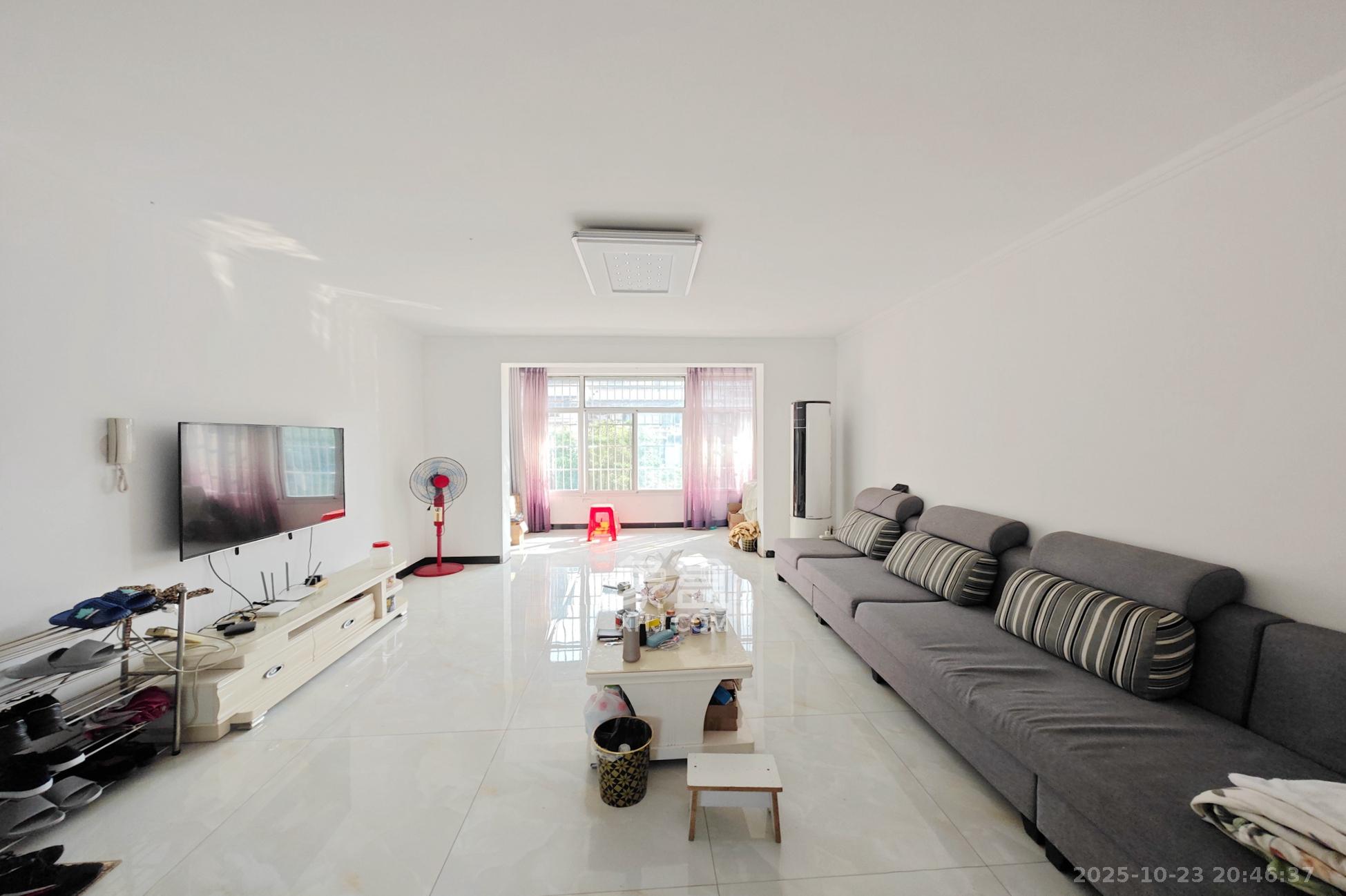 怡景民居  3室2厅2卫    65.0万客厅