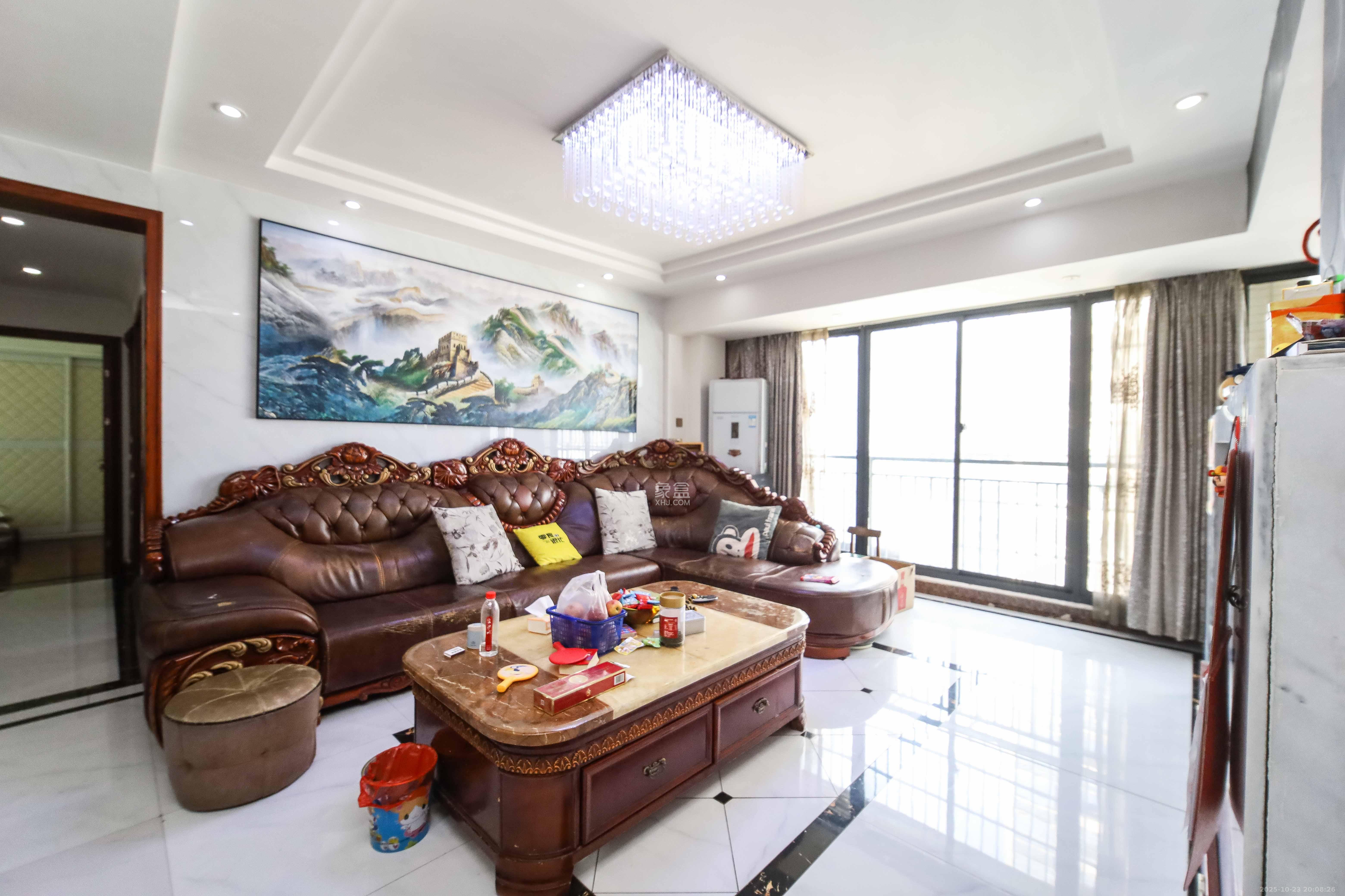 东方芙蓉  3室2厅2卫    108.0万客厅