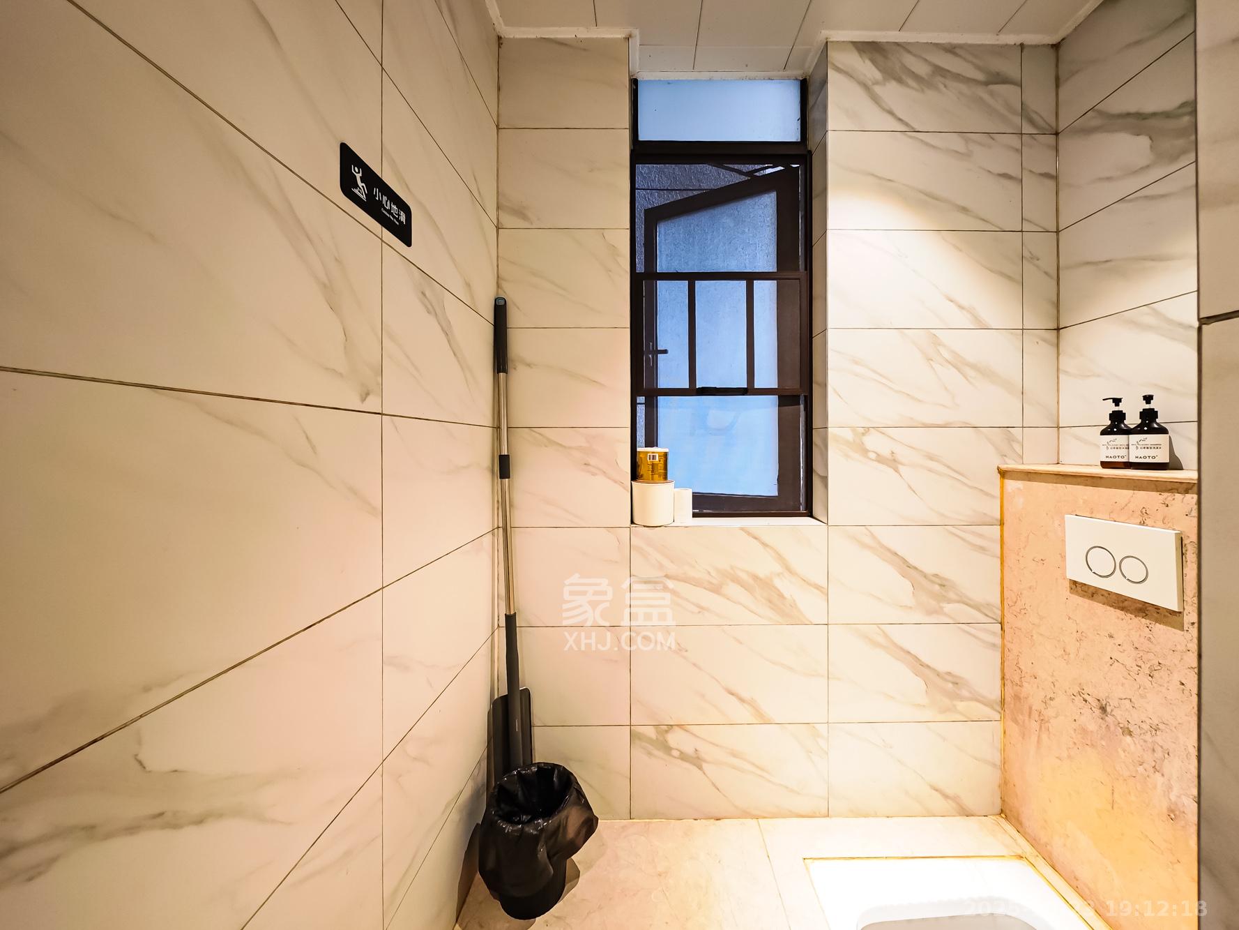 绿地海外滩一期  5室2厅3卫    380.0万卫生间