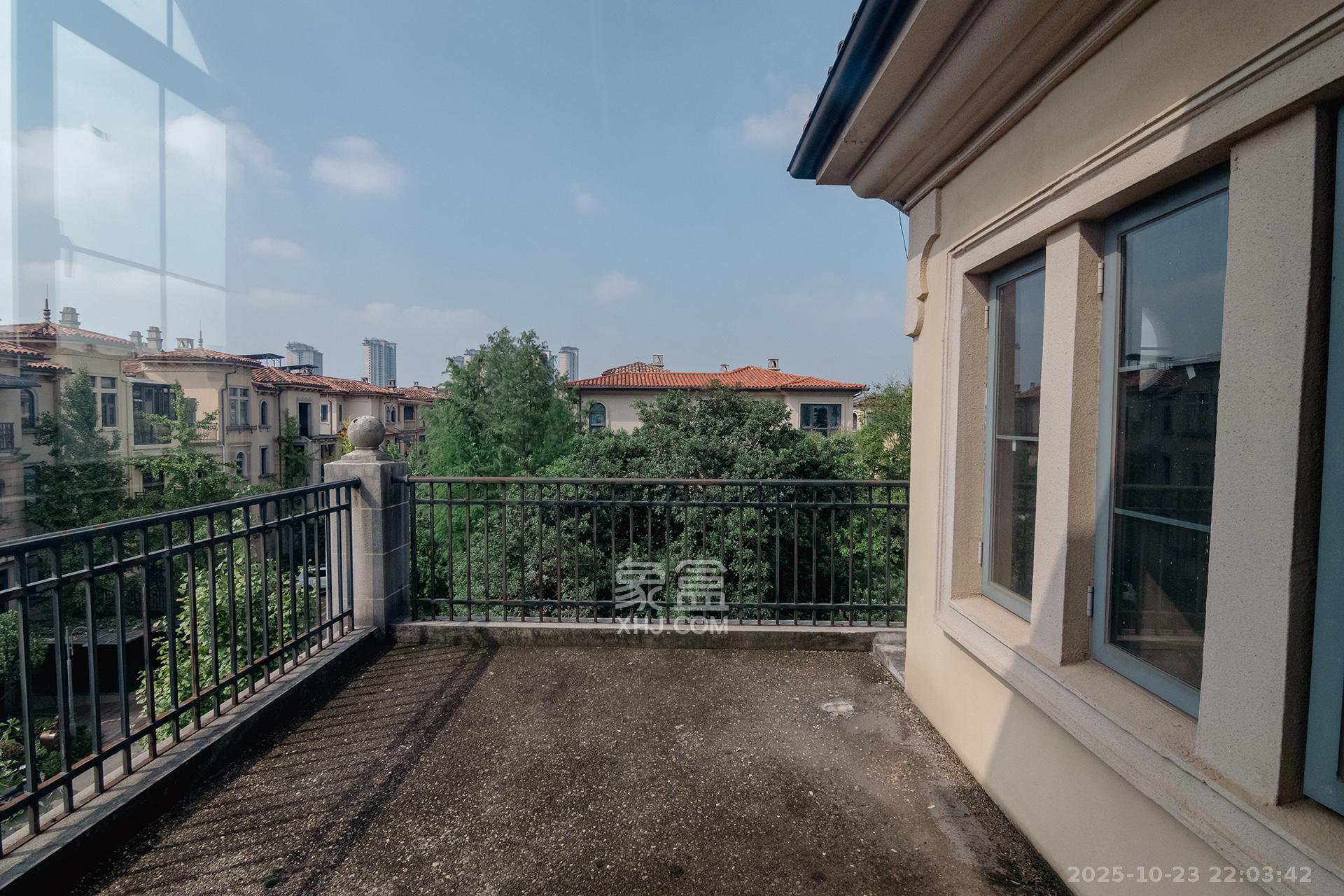 中粮北纬28°别墅  6室2厅4卫    528.0万阳台