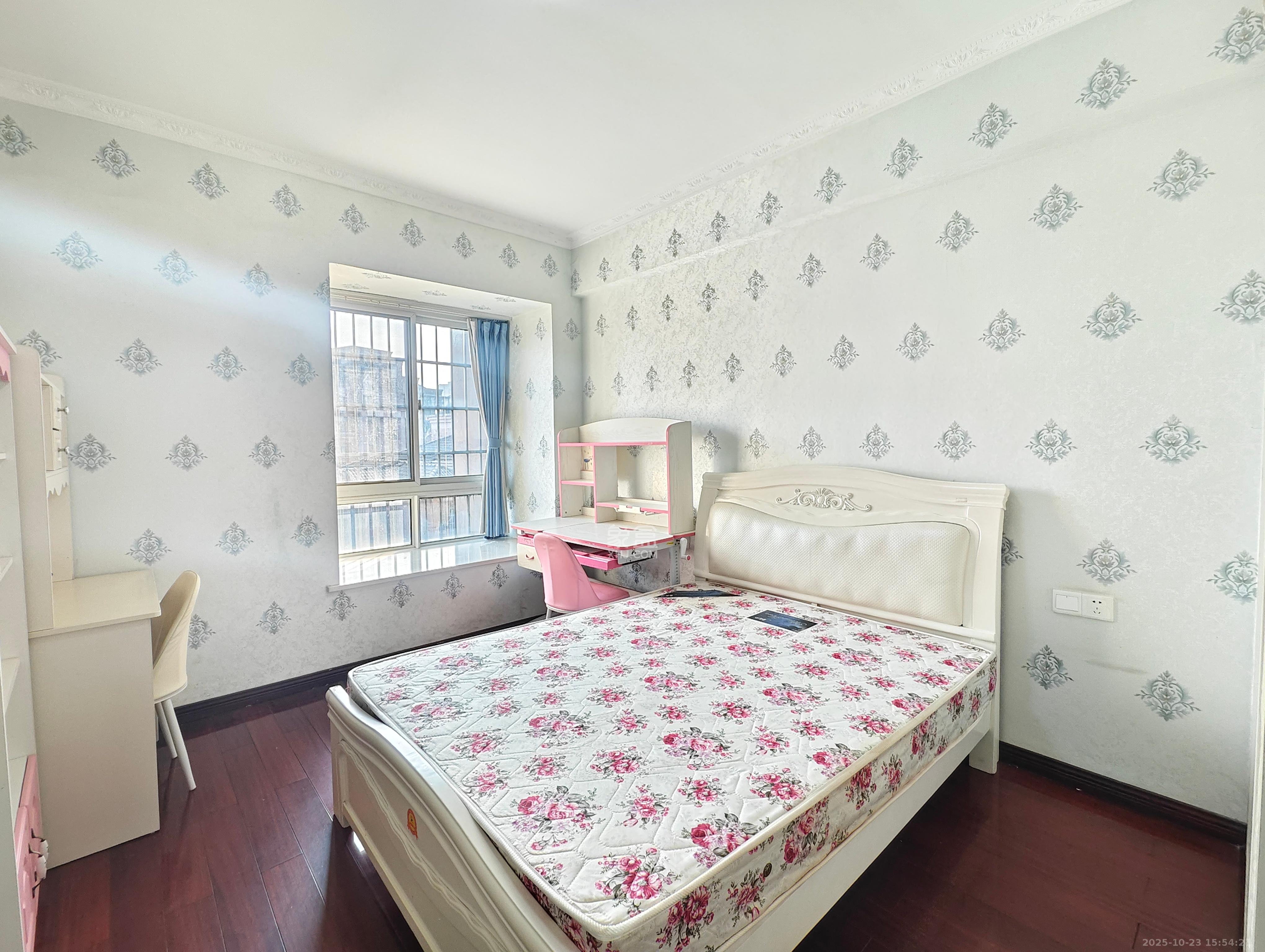 山水湾 3室2厅2卫 2300.0元/月 山水湾 3室2厅2卫 2300.0元/月室内图