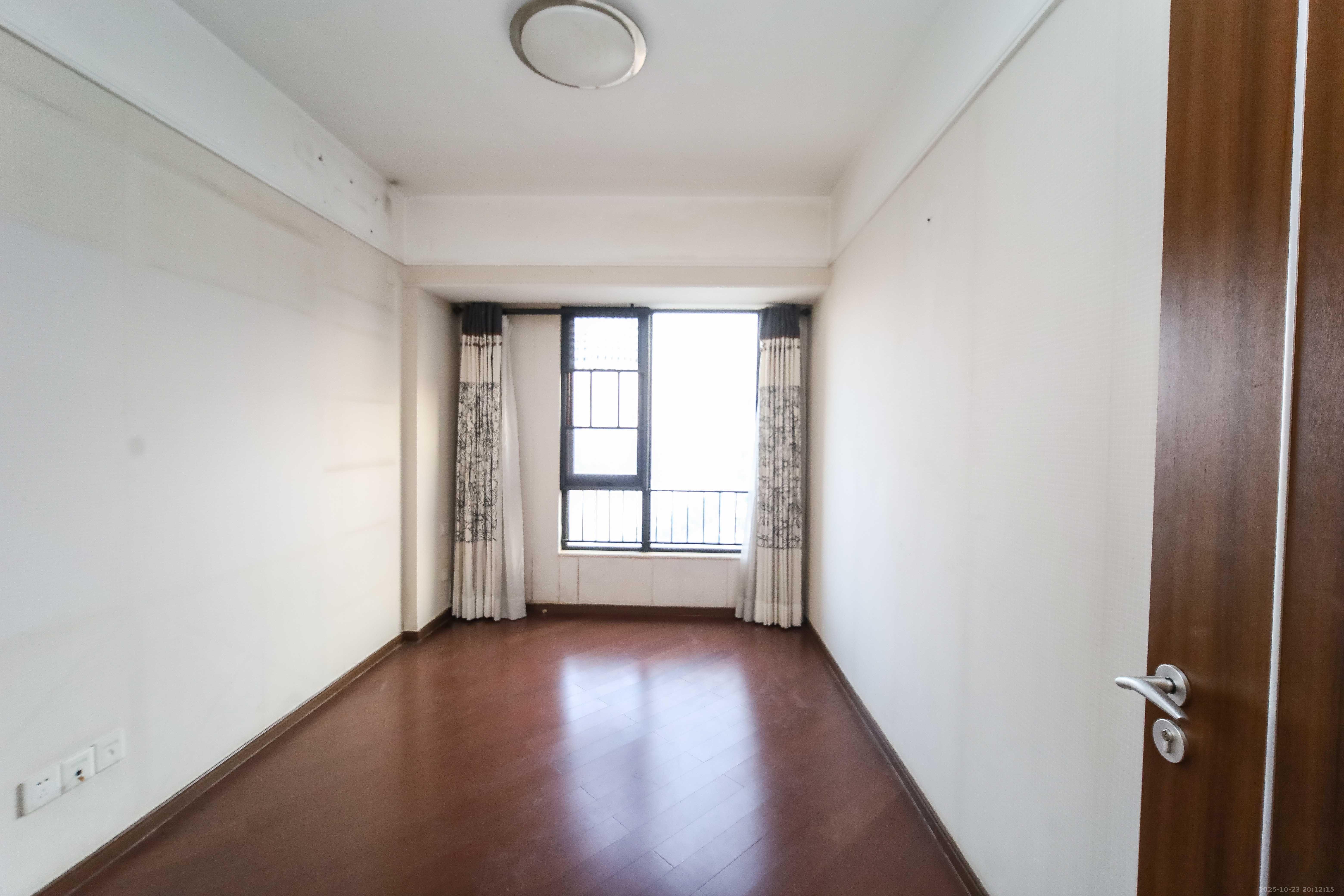 万科金域蓝湾  3室2厅2卫    130.0万 万科金域蓝湾  3室2厅2卫    130.0万卧室