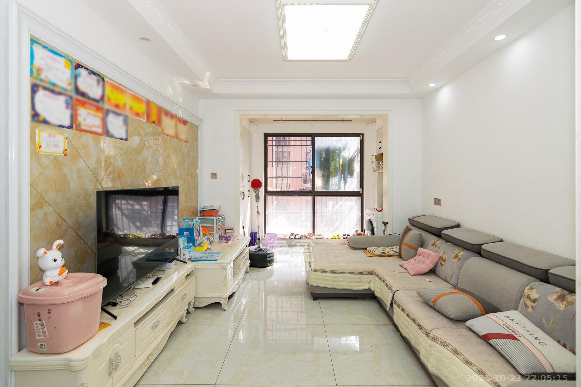 新城国际花都 3室2厅1卫 64.0万 新城国际花都 3室2厅1卫 64.0万客厅