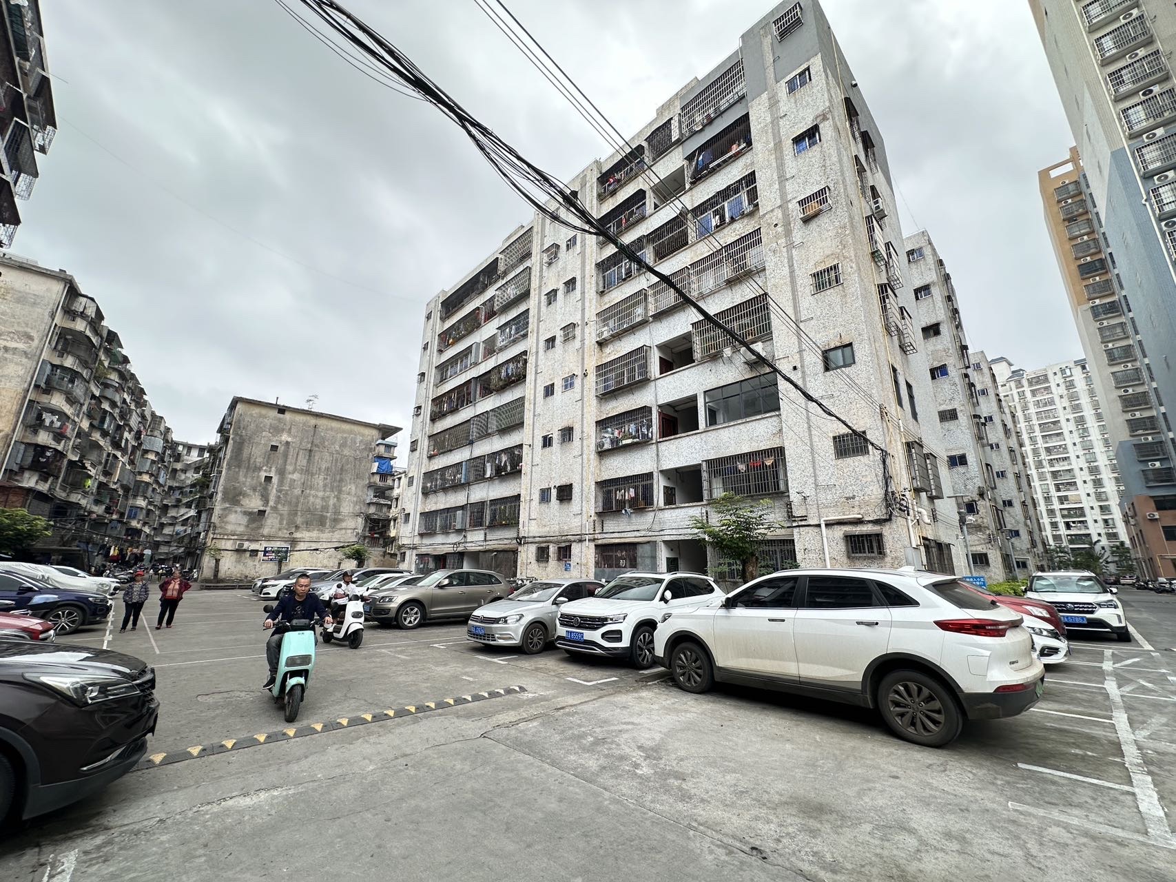 琼建加工厂宿舍（高登西街）  3室2厅2卫    100.0万客厅