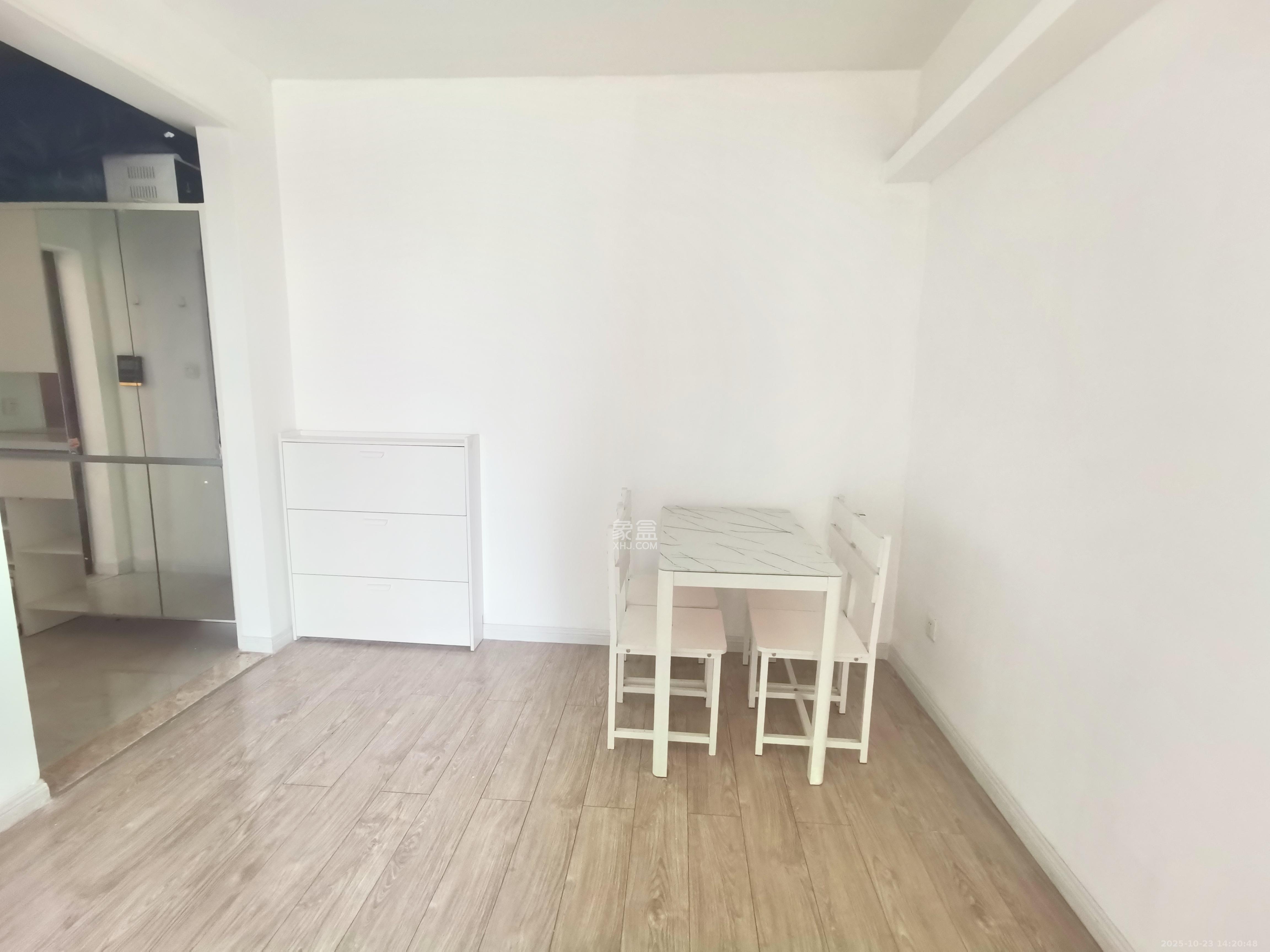三一街区  1室2厅1卫    1500.0元/月室内图