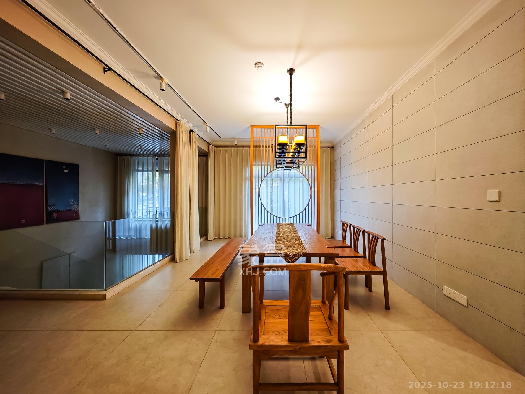 绿地海外滩一期 5室2厅3卫 380.0万 绿地海外滩一期 5室2厅3卫 380.0万客厅