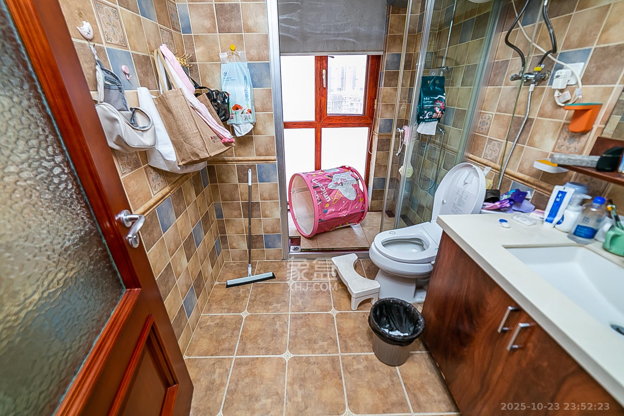 第六都（陆都小区）  4室2厅2卫    320.0万卫生间