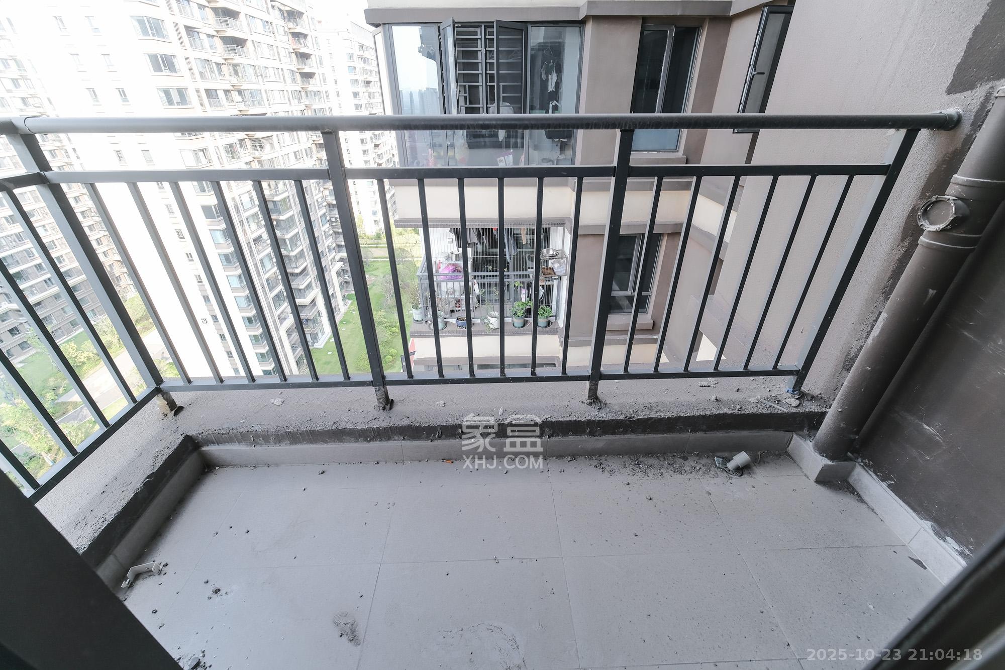 荣盛城  3室2厅2卫    84.8万阳台