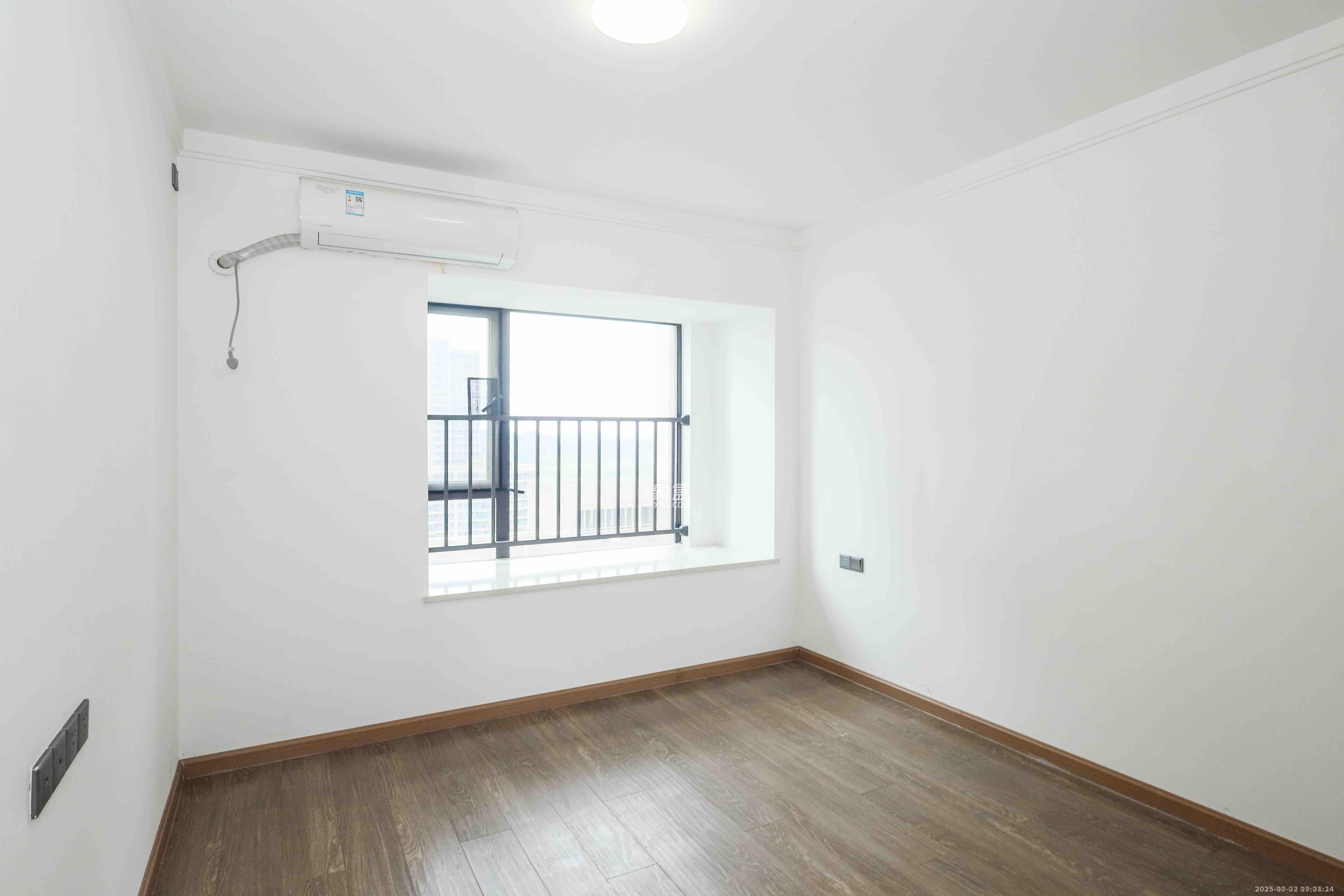 招商华发依云曦城  4室2厅2卫    2200.0元/月室内图