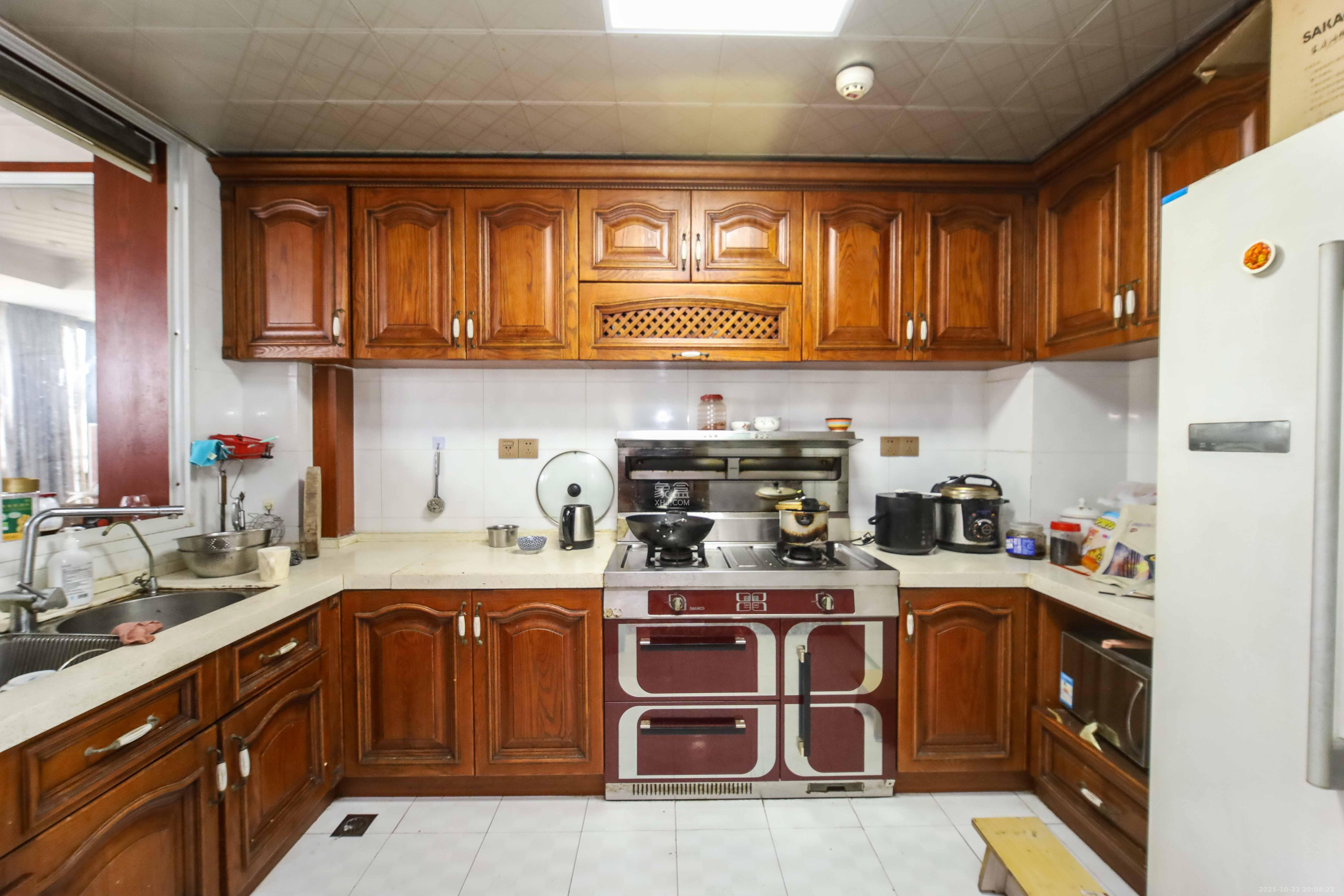 东方芙蓉  3室2厅2卫    108.0万厨房