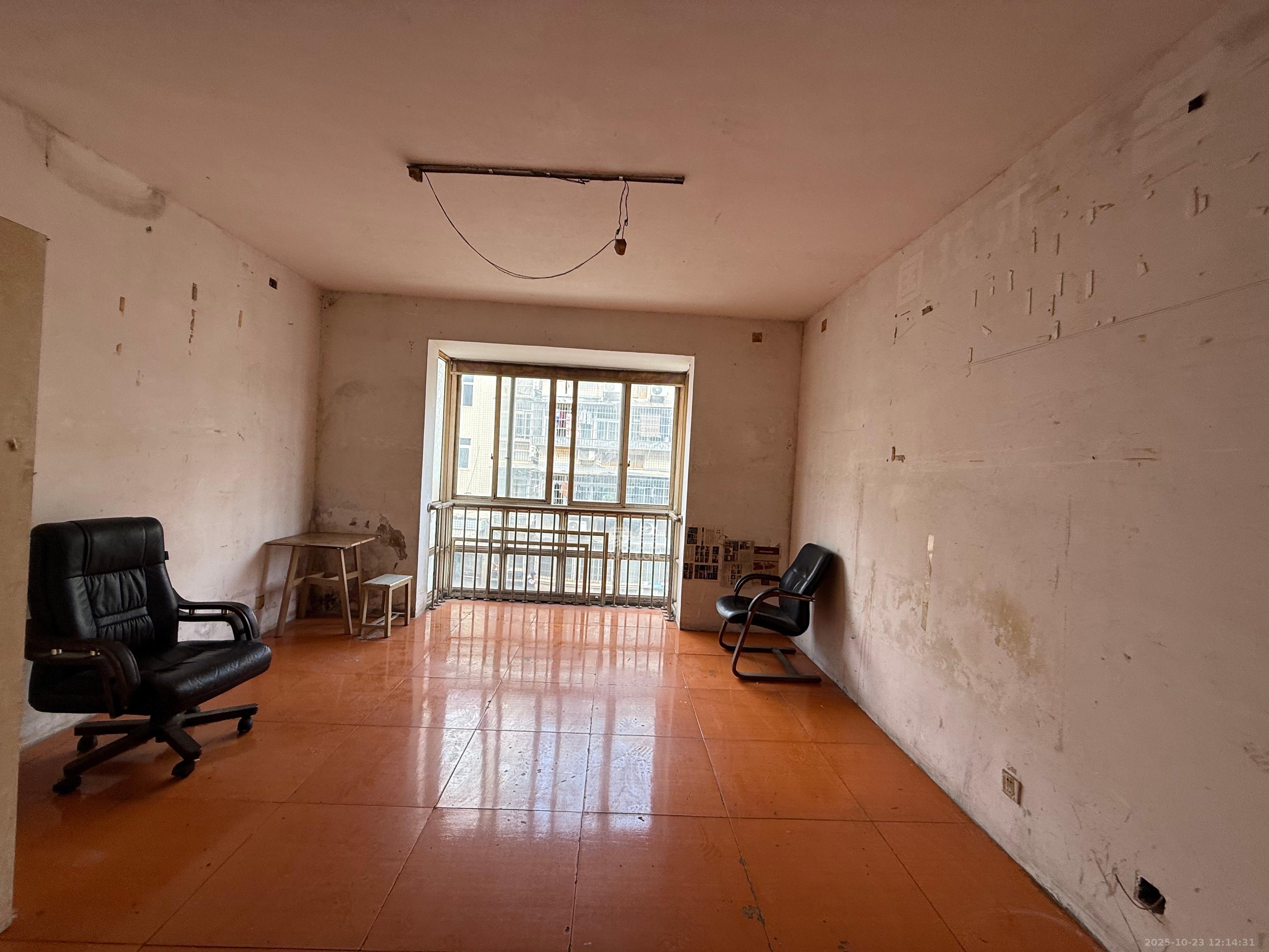 红星农博住宅小区（佳英农博小区）  3室2厅2卫    1600.0元/月室内图