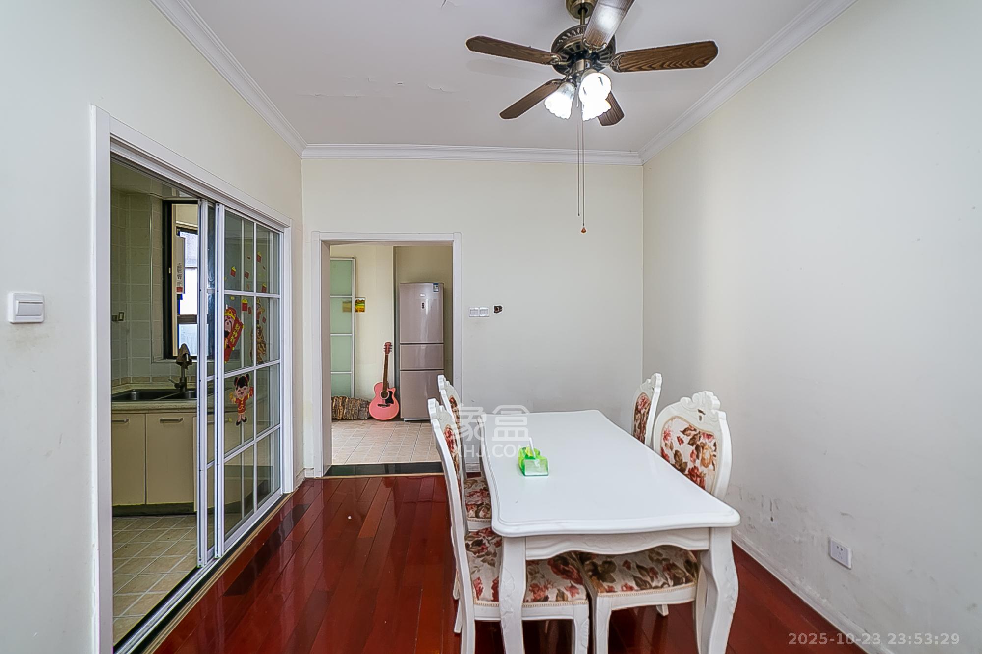 通用时代国际社区  3室2厅2卫    108.0万客厅