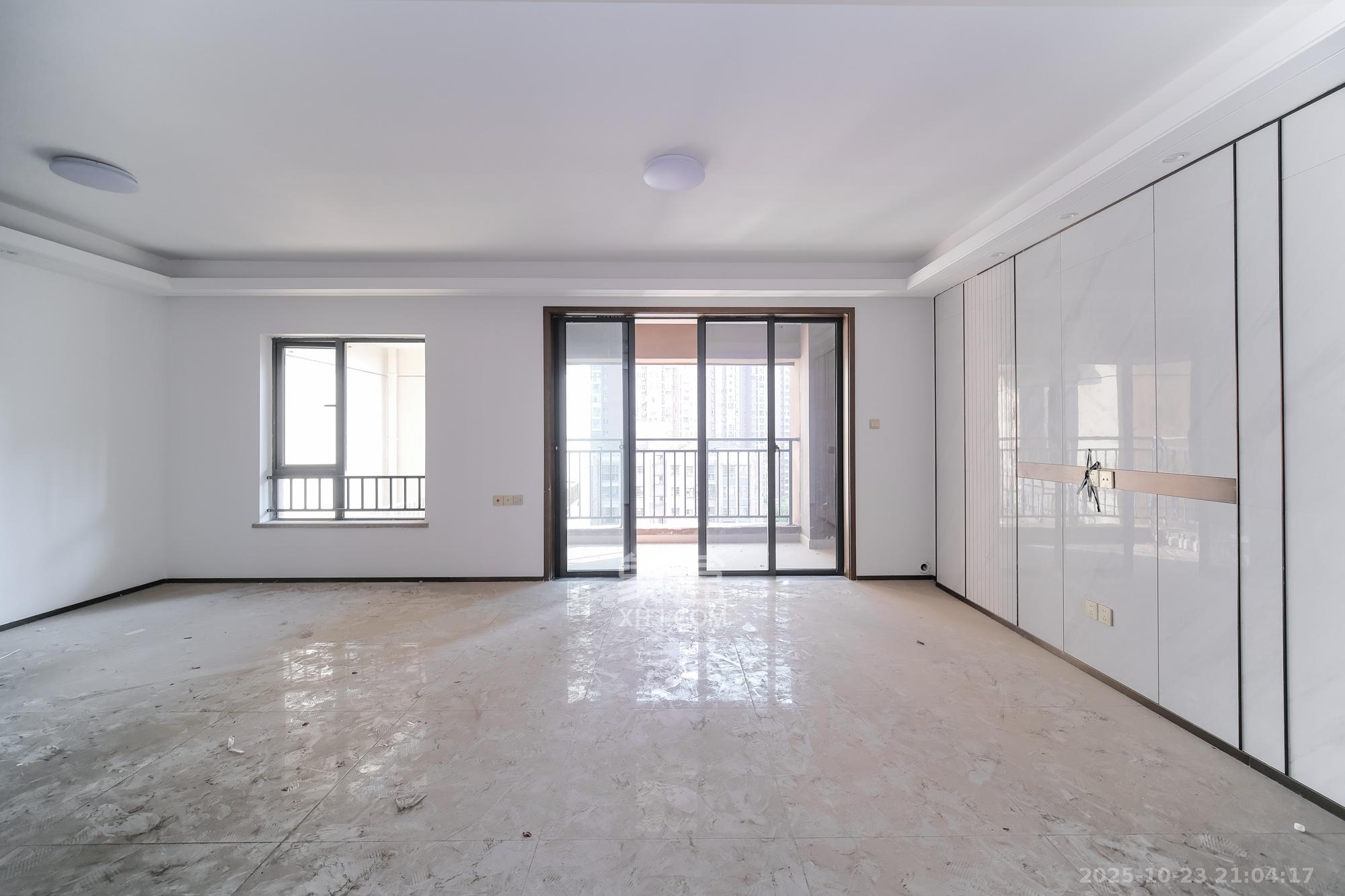 荣盛城  3室2厅2卫    84.8万客厅