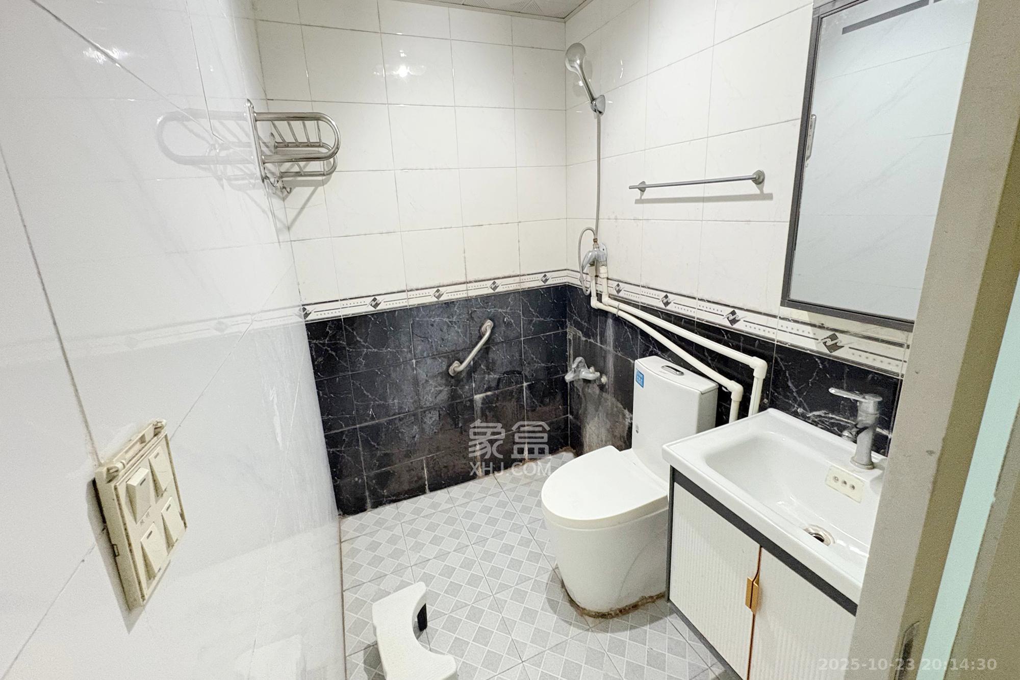 朝阳一、二村 2室1厅1卫 25.0万 朝阳一、二村 2室1厅1卫 25.0万卫生间