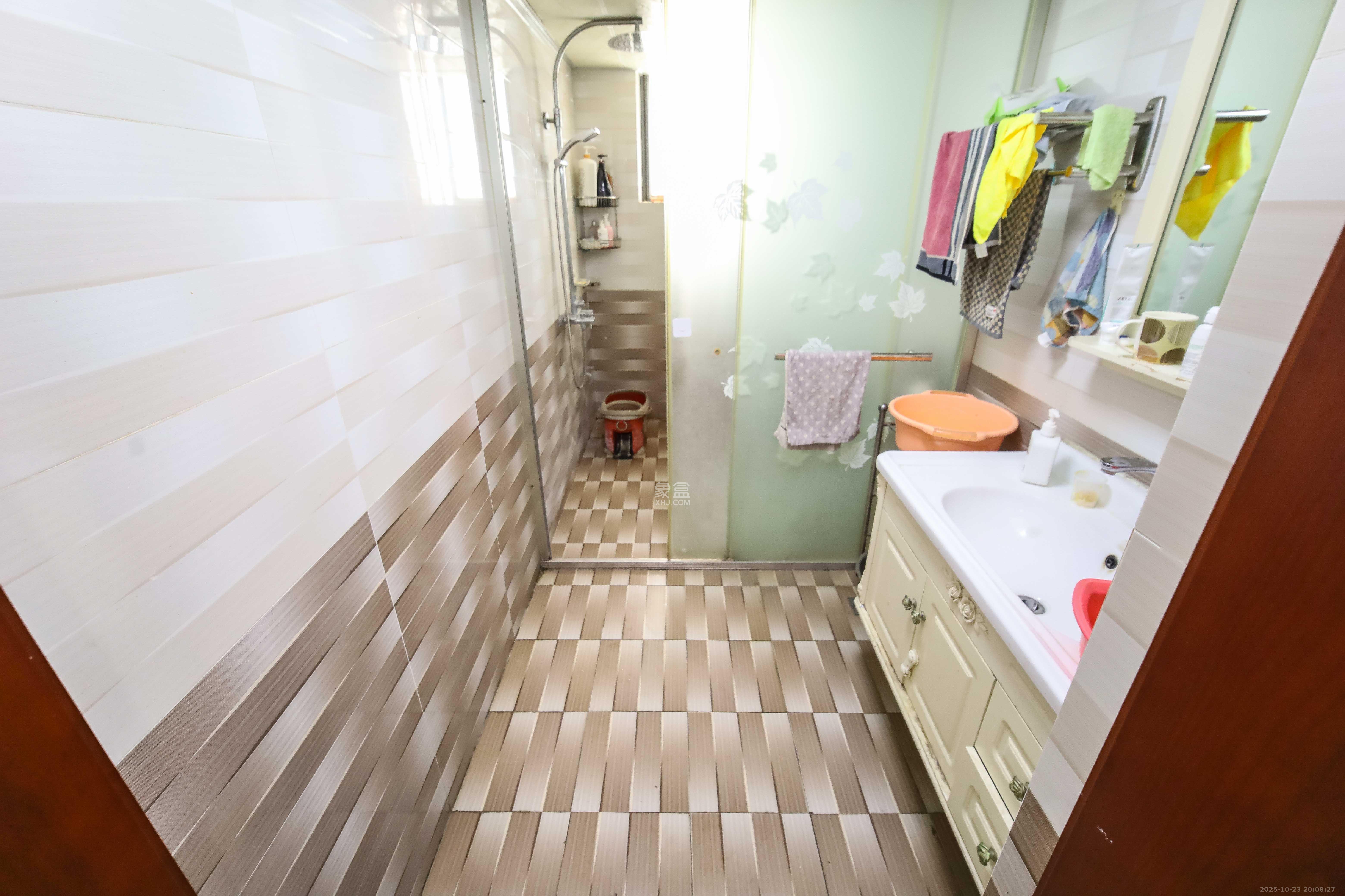 东方芙蓉  3室2厅2卫    108.0万卫生间