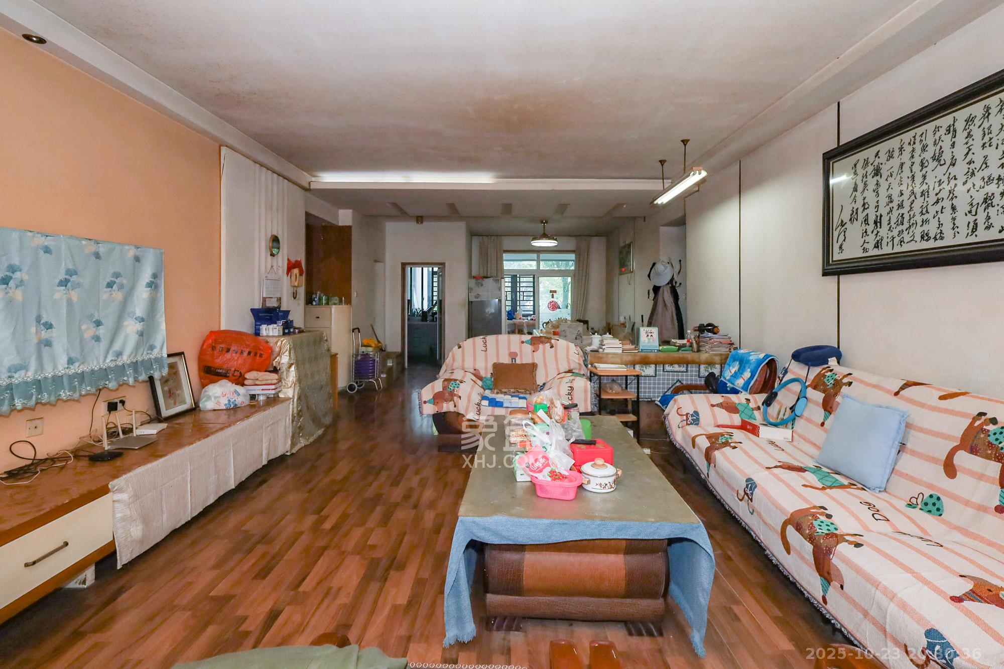 八方小区A区  4室2厅2卫    509.0万 八方小区A区  4室2厅2卫    509.0万客厅