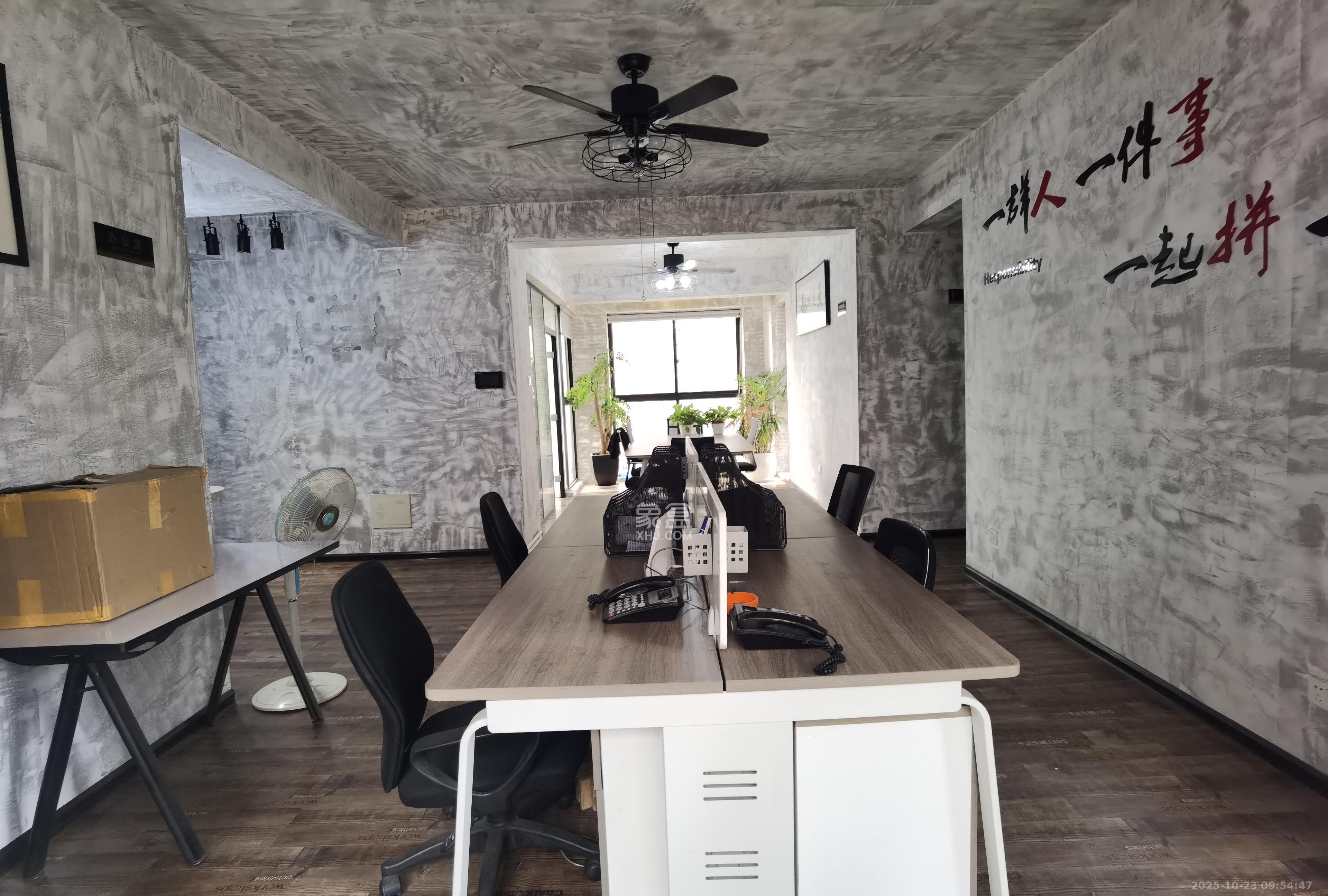 辉煌国际城二期  4室2厅2卫    3300.0元/月