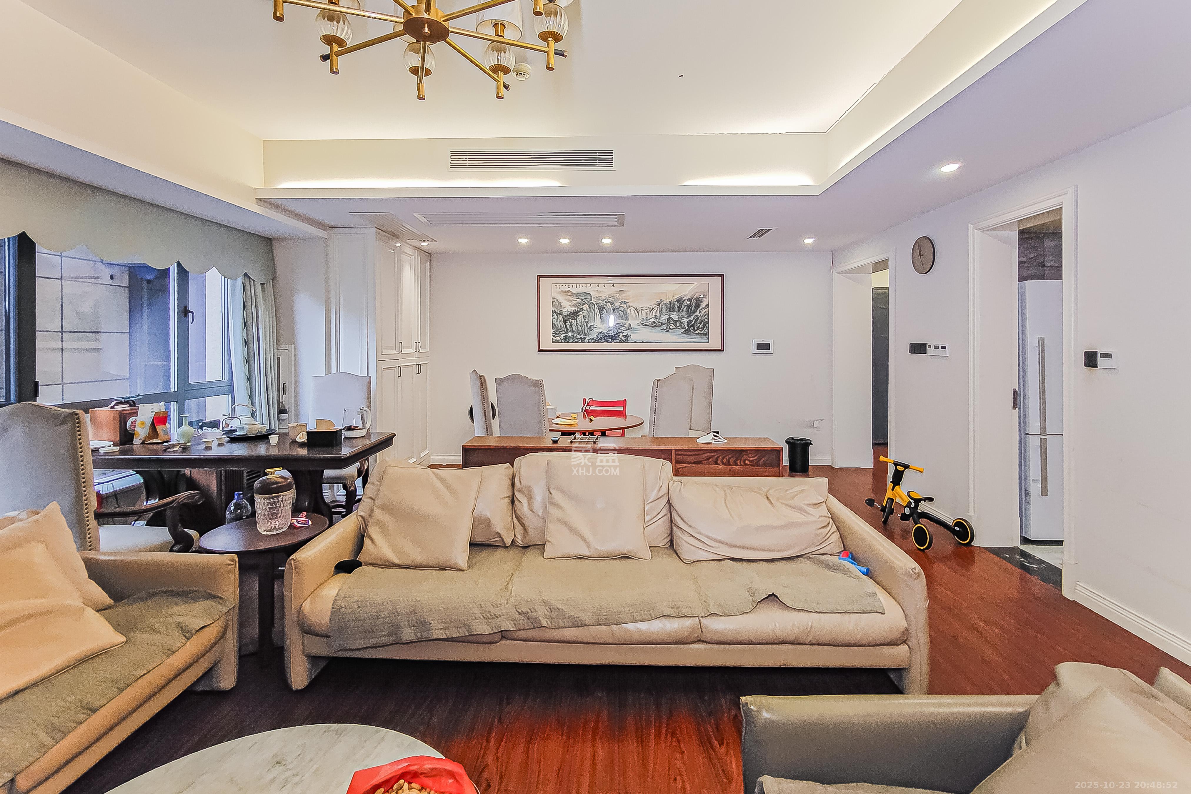 保利国际广场  1室2厅1卫    348.0万 保利国际广场  1室2厅1卫    348.0万客厅