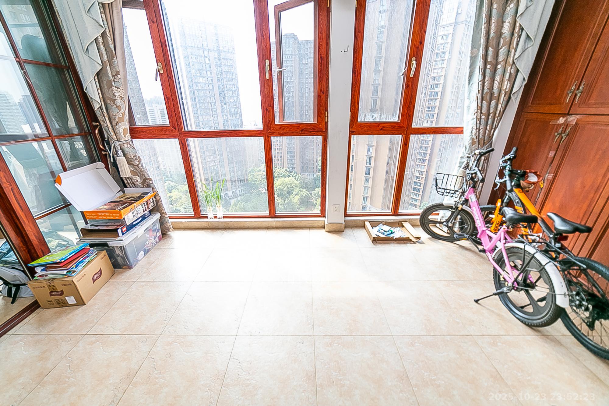 第六都（陆都小区）  4室2厅2卫    320.0万阳台