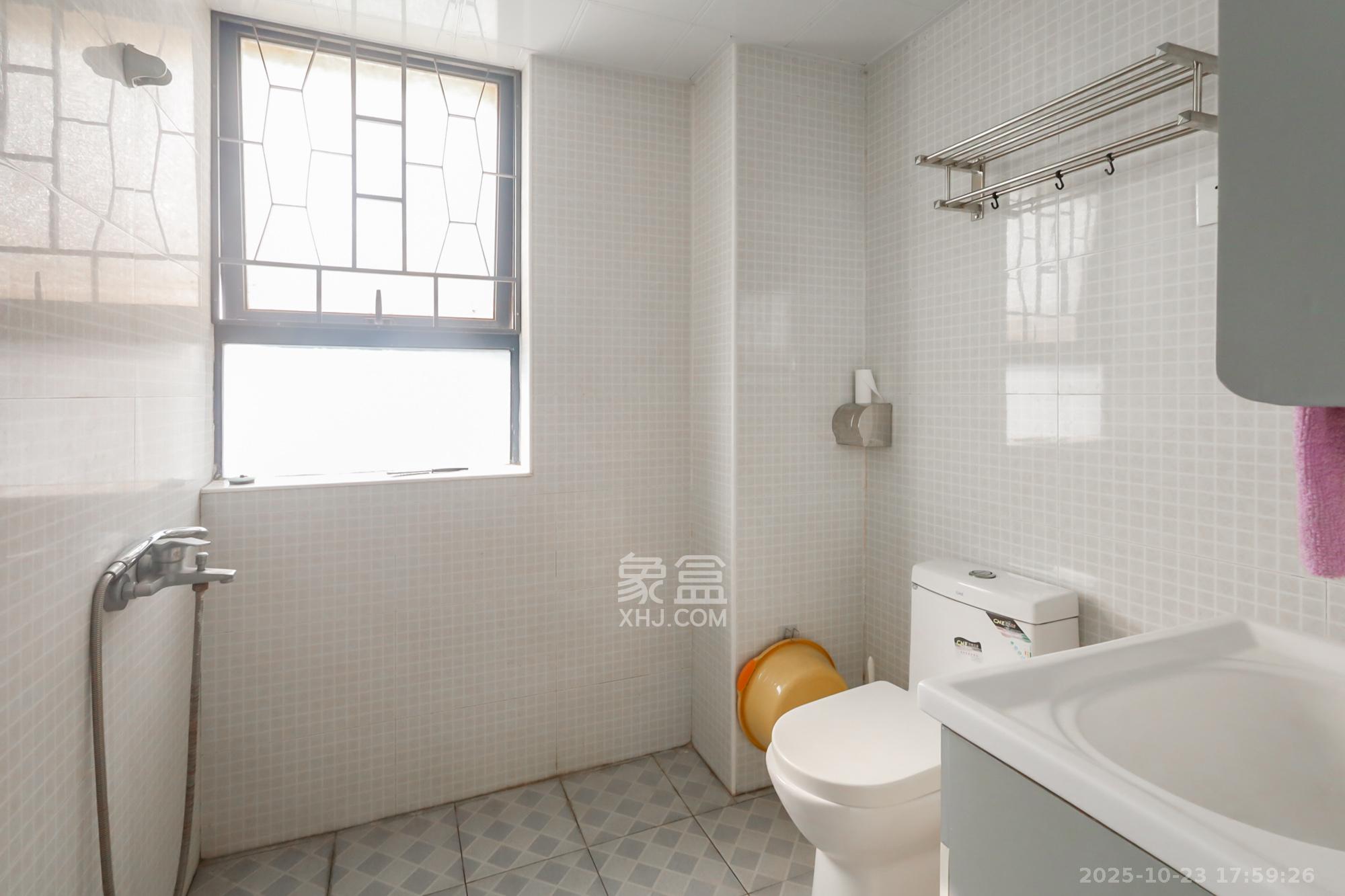 奥克斯广场  3室2厅1卫    87.0万 奥克斯广场  3室2厅1卫    87.0万卫生间