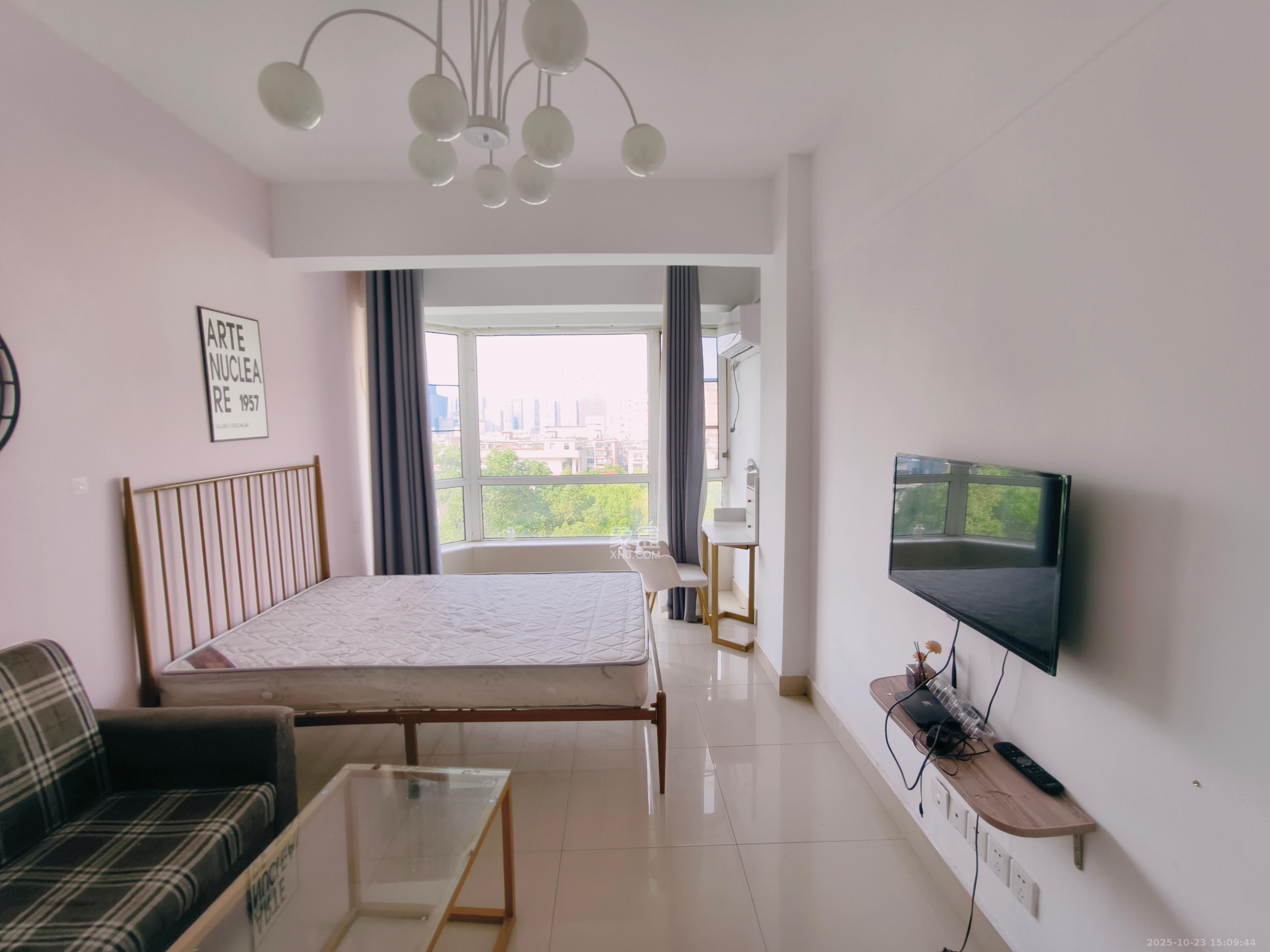 鸿铭中心  1室1厅1卫    1600.0元/月