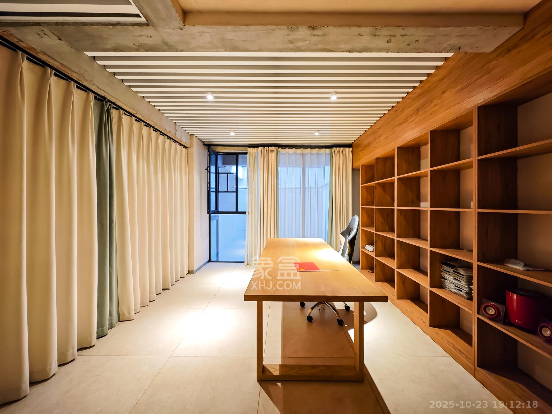 绿地海外滩一期  5室2厅3卫    380.0万卧室