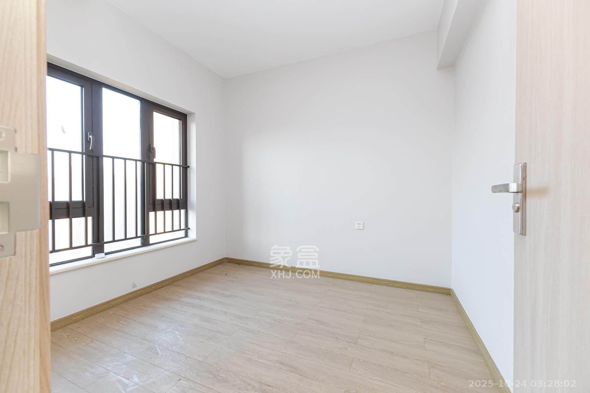 时代倾城五期  4室2厅2卫    93.8万 时代倾城五期  4室2厅2卫    93.8万卧室