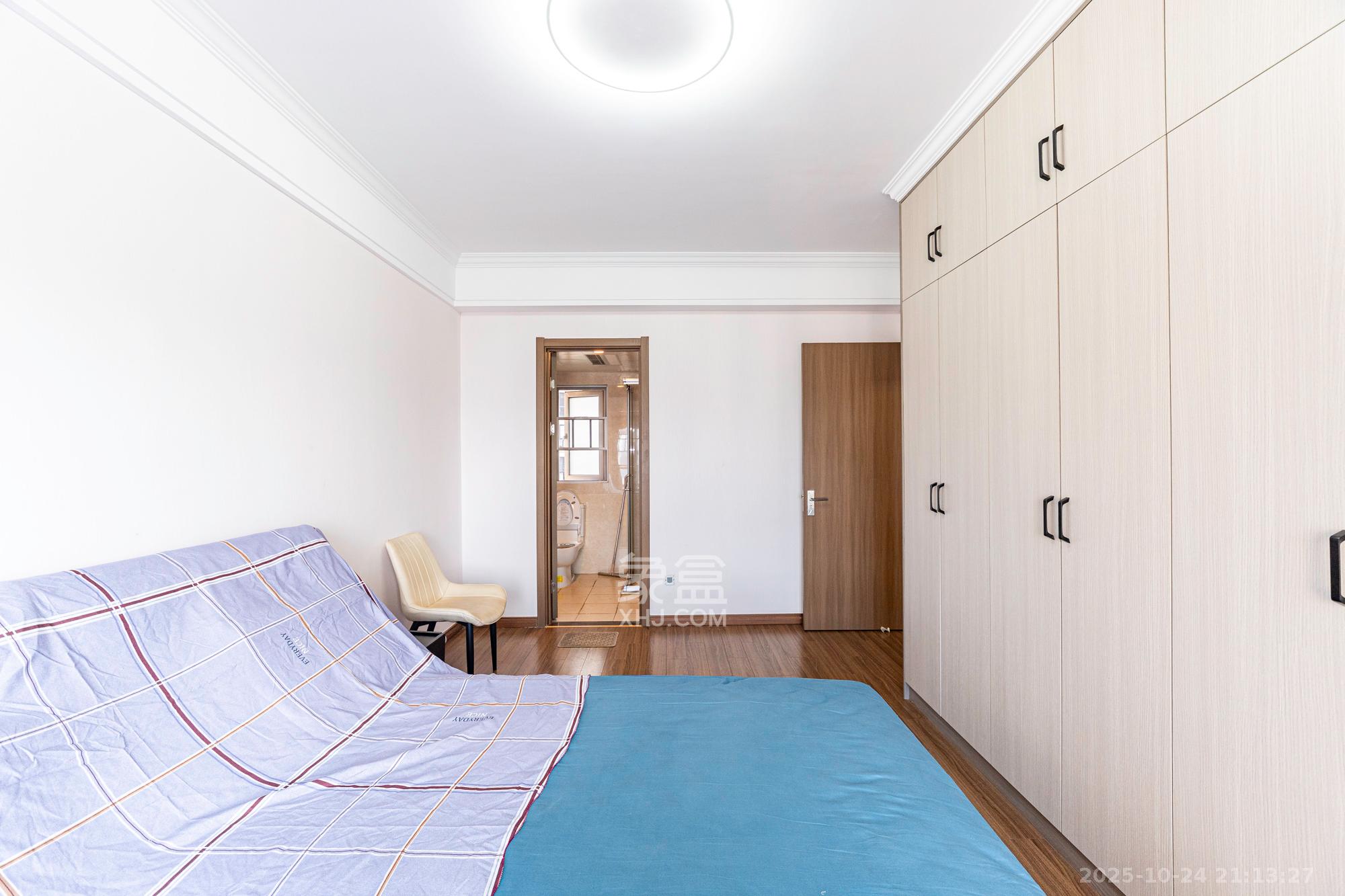 保利香槟国际  4室2厅2卫    108.0万卧室