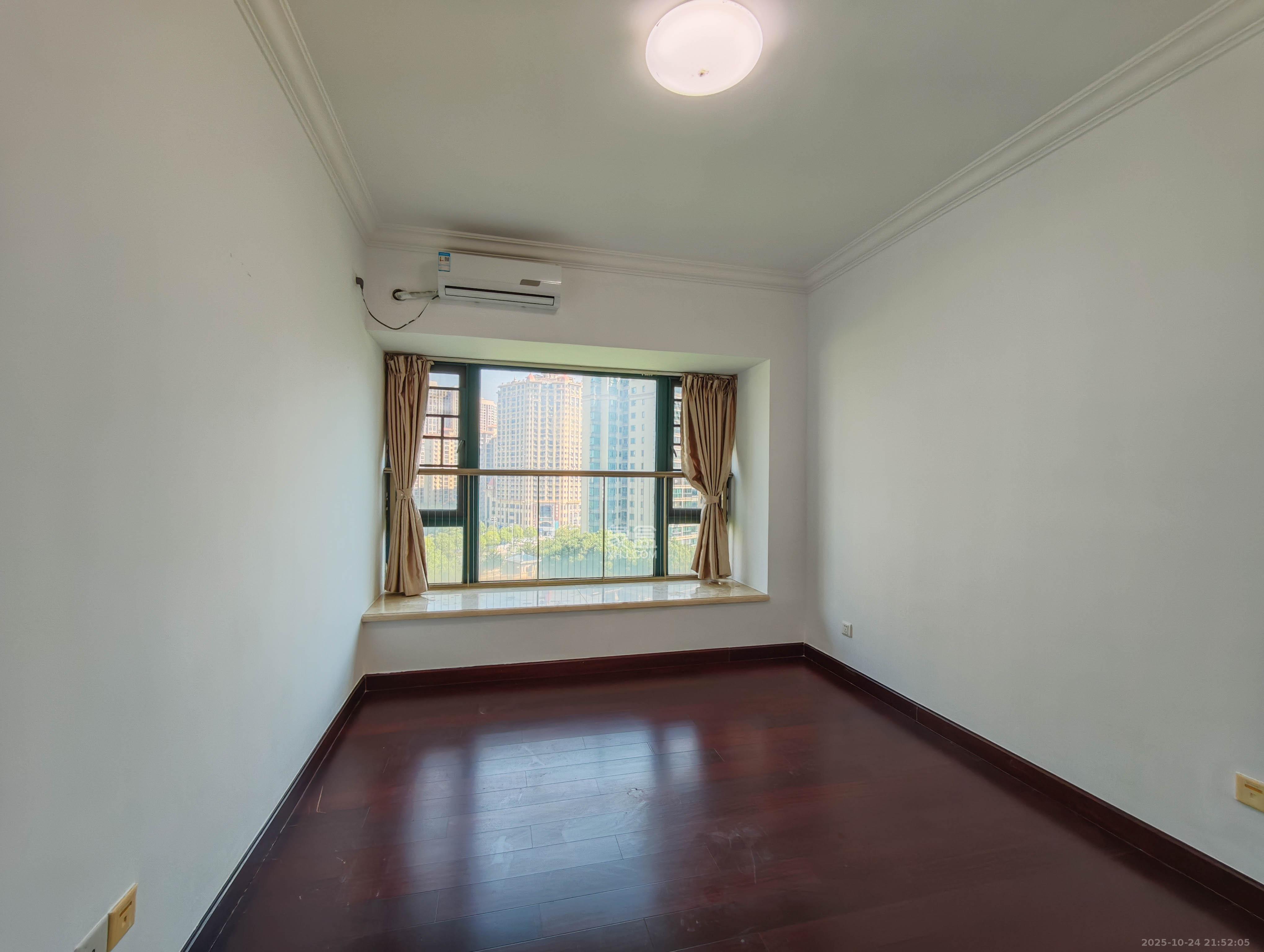 恒大城  4室2厅1卫    102.0万卧室