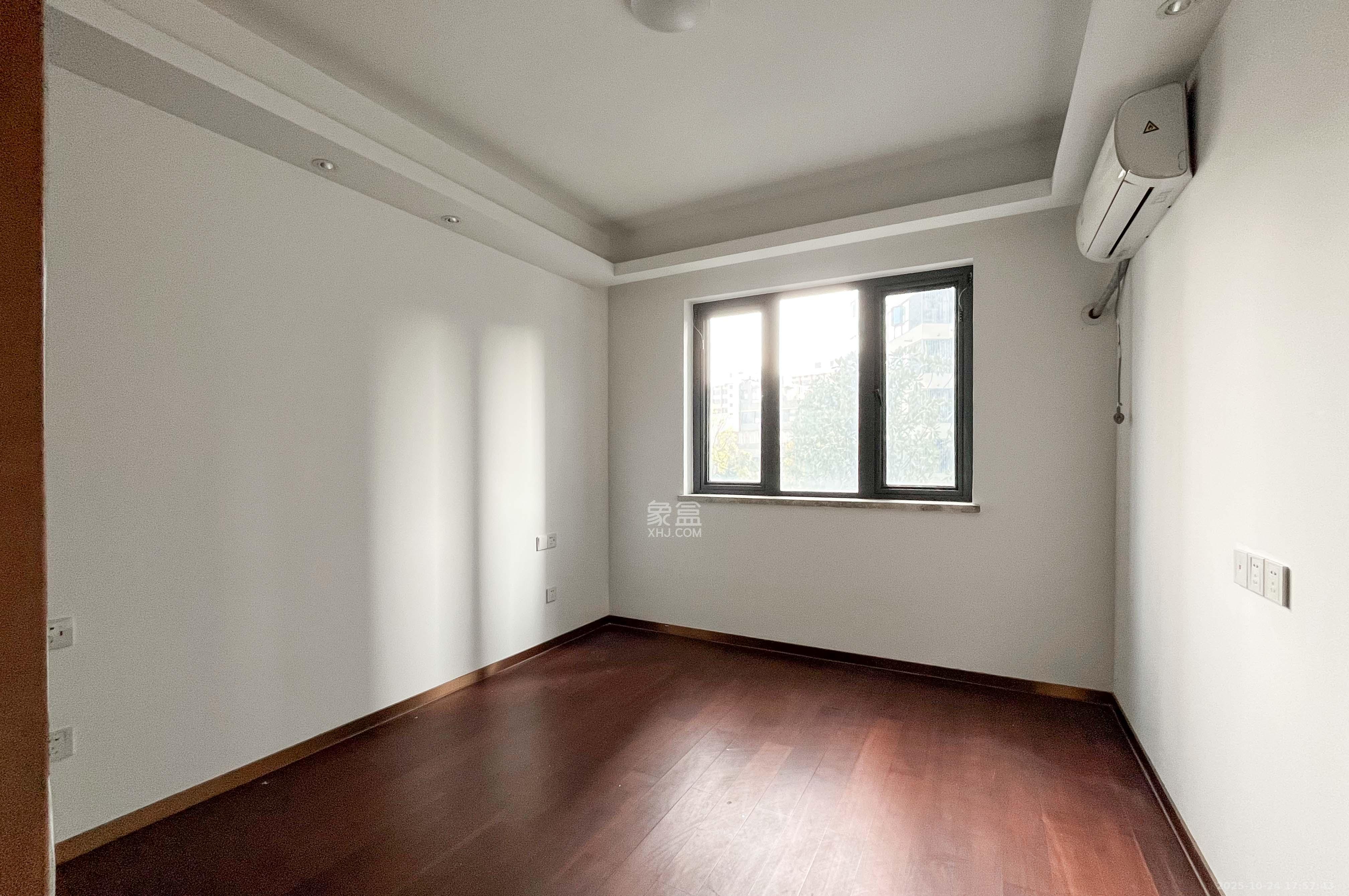 旭辉都会山  3室2厅2卫    156.0万其他