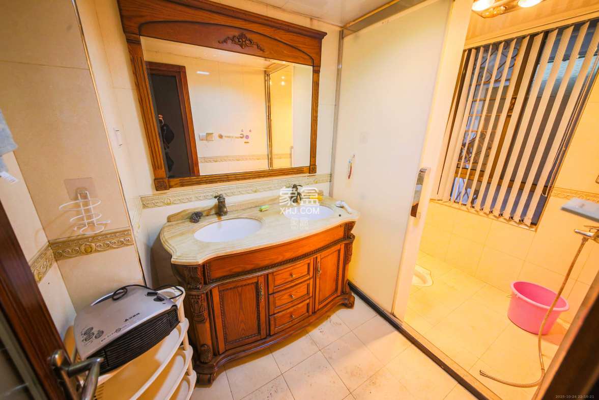 奥林匹克花园  4室2厅3卫    200.0万 奥林匹克花园  4室2厅3卫    200.0万卫生间