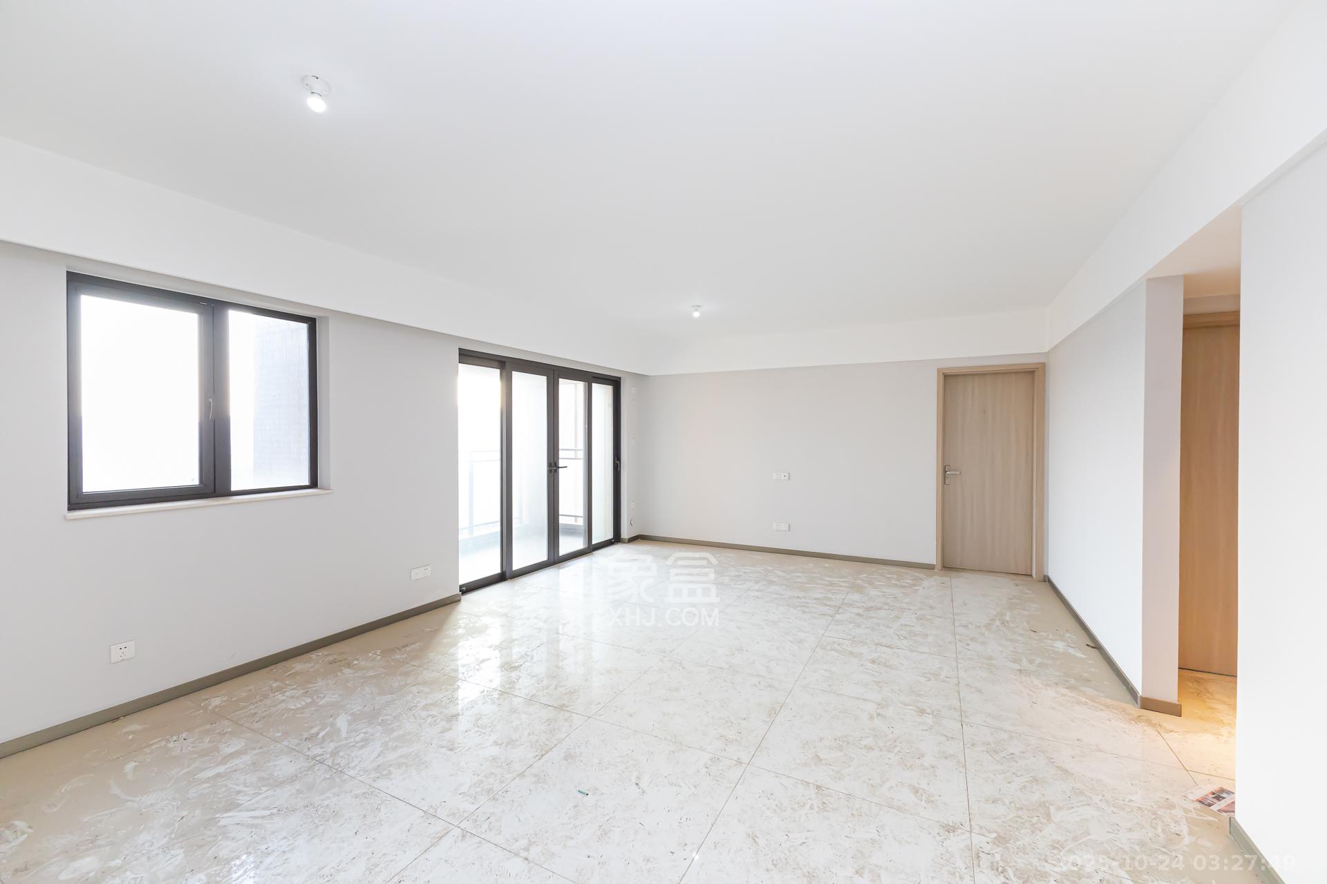 时代倾城五期  4室2厅2卫    93.8万客厅