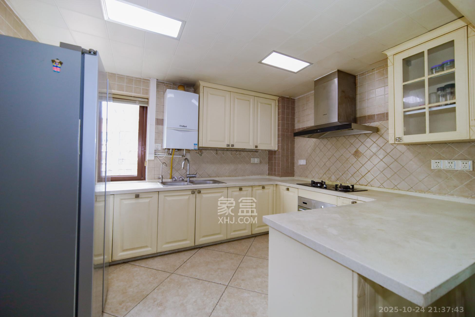 鑫天山水洲城  5室2厅3卫    265.0万厨房