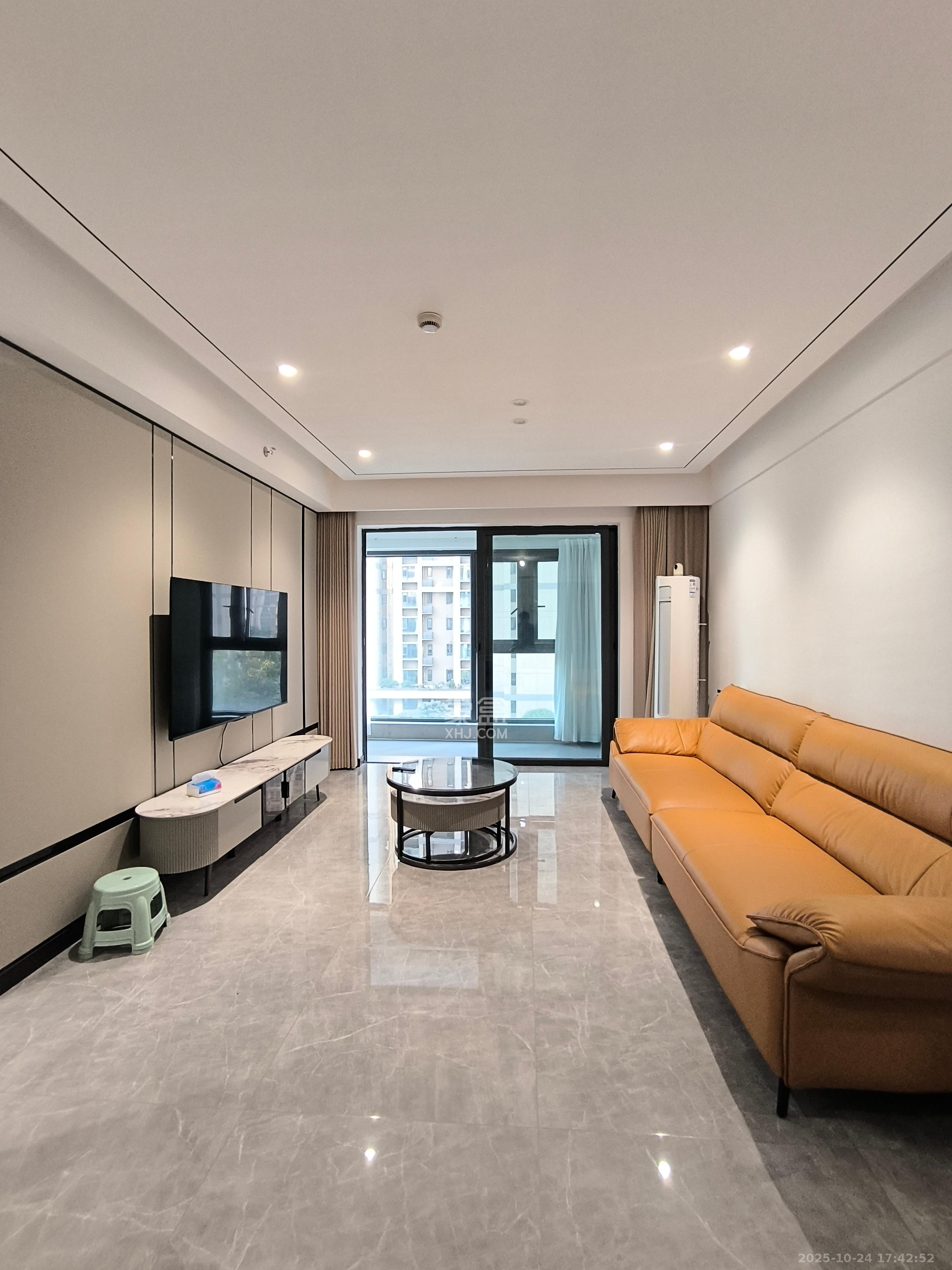 卓越中寰  3室2厅2卫    4500.0元/月 卓越中寰  3室2厅2卫    4500.0元/月室内图