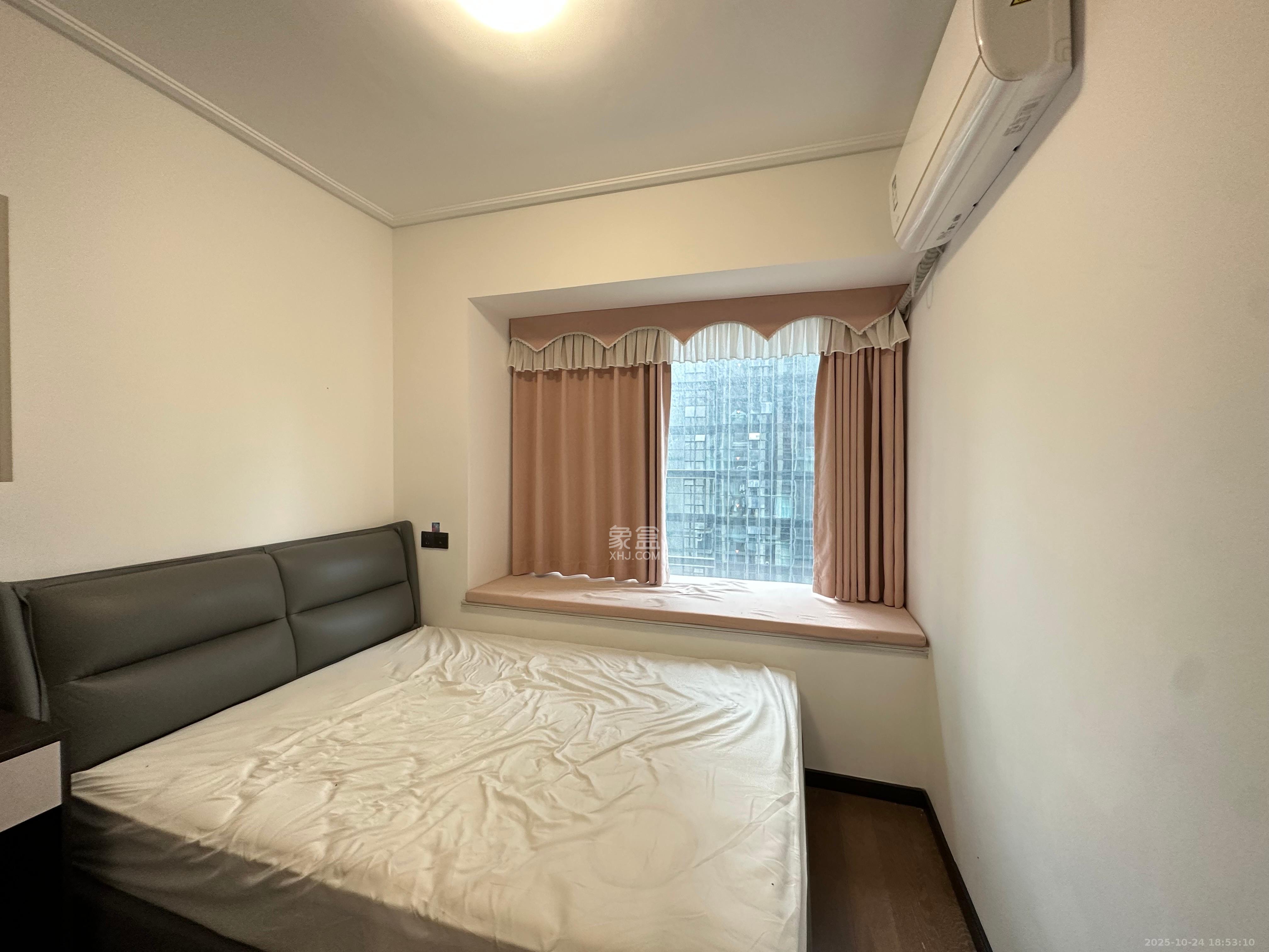 卓越中寰 4室2厅2卫 5500.0元/月 卓越中寰 4室2厅2卫 5500.0元/月室内图