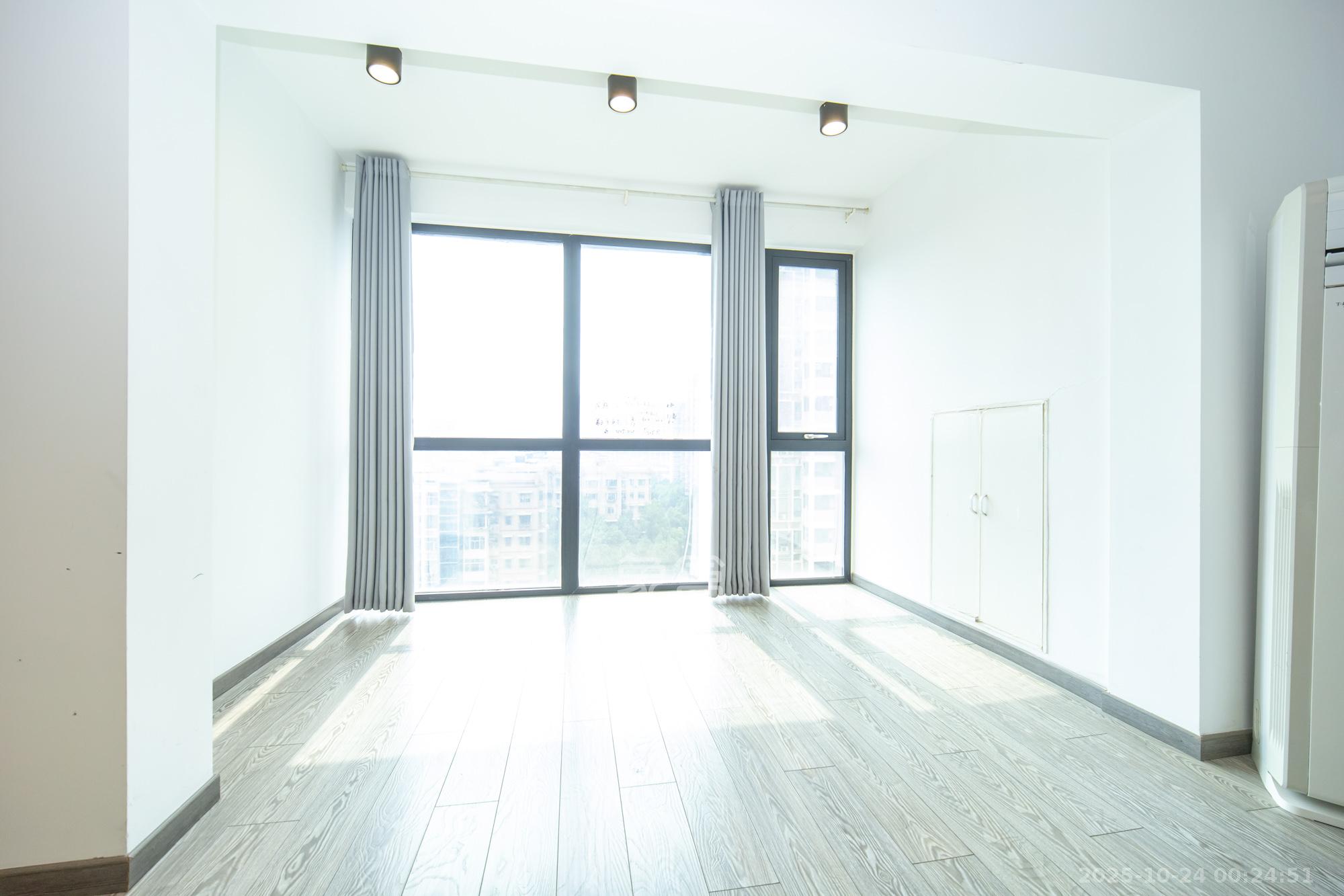 归心苑  4室2厅2卫    158.0万阳台