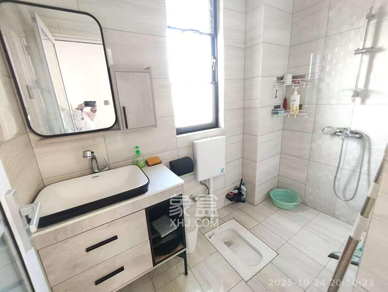 绿地海外滩二期  3室2厅2卫    2200.0元/月室内图