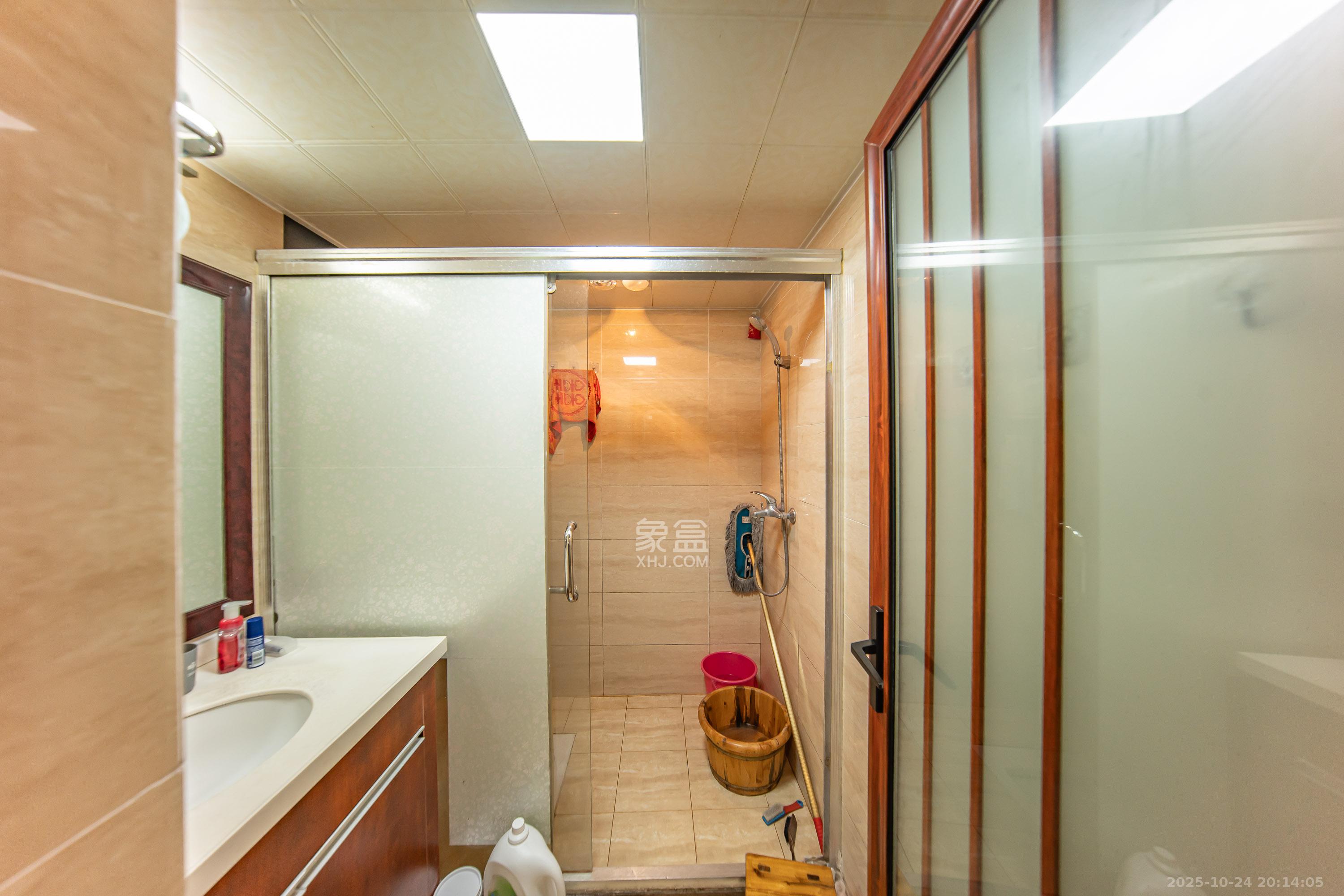 江山帝景哈佛  3室2厅2卫    106.0万卫生间