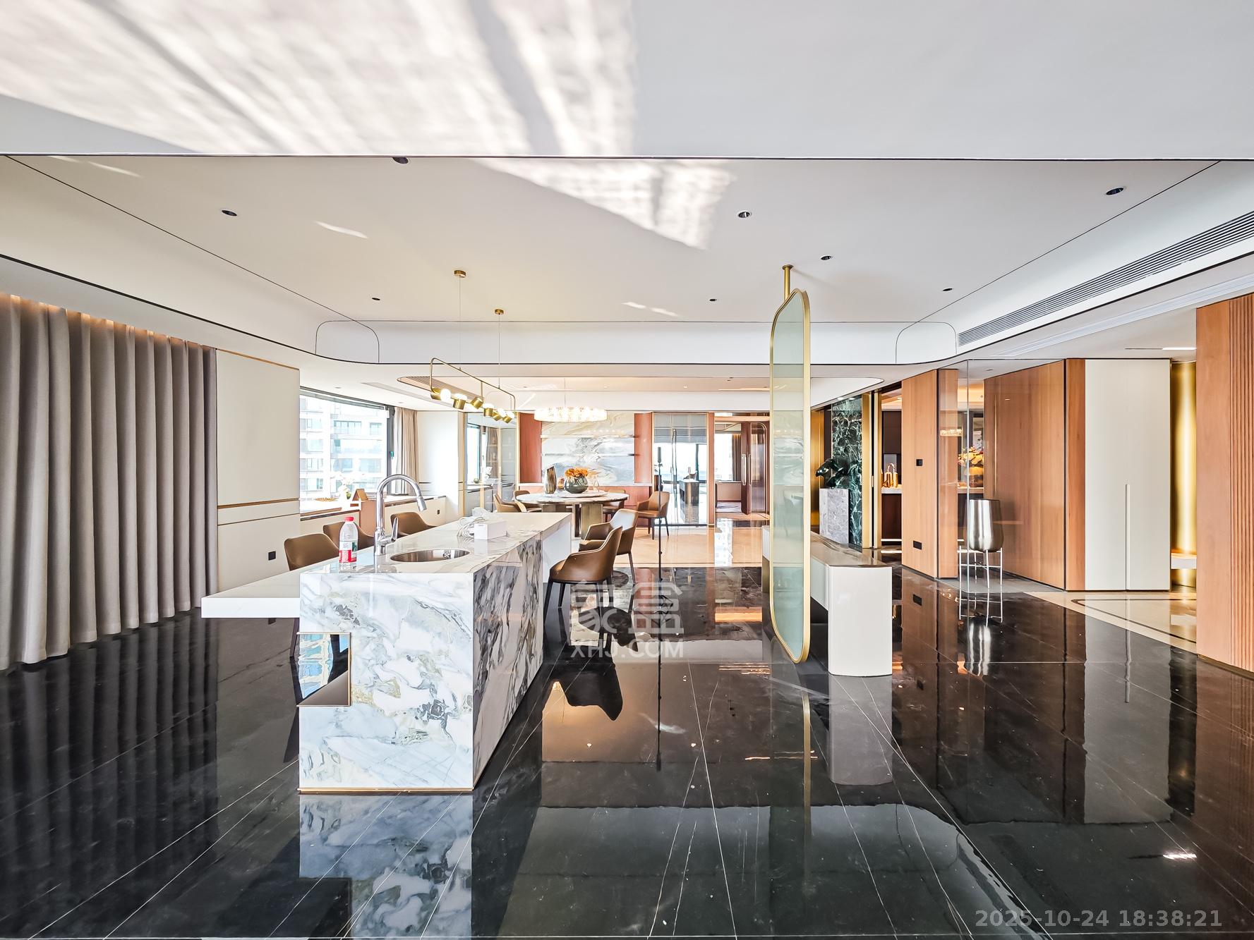 中欣楚天御府B区观澜  5室2厅3卫    1100.0万 中欣楚天御府B区观澜  5室2厅3卫    1100.0万客厅