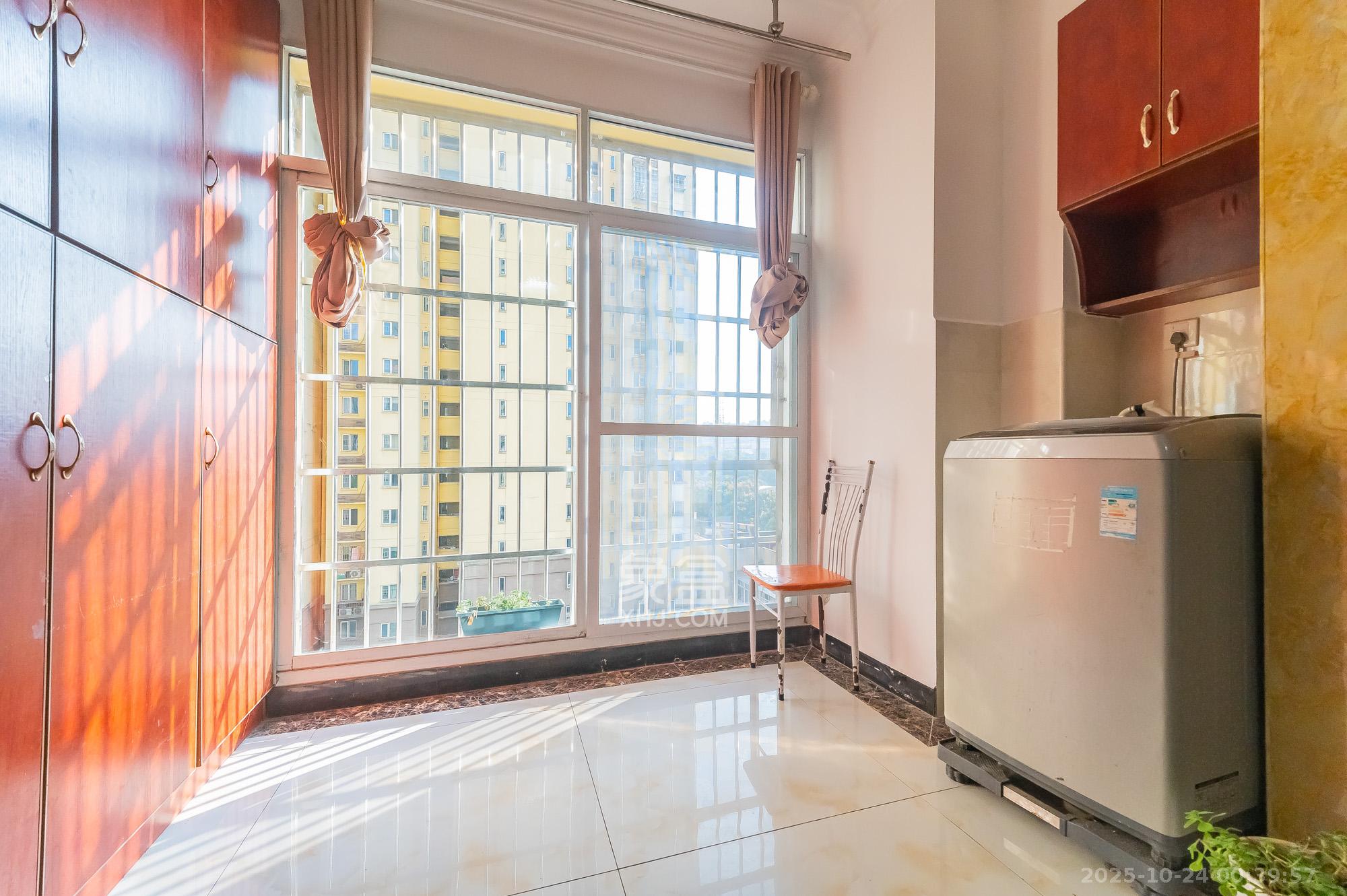 MOMA当代广场 3室2厅1卫 56.0万 MOMA当代广场 3室2厅1卫 56.0万阳台