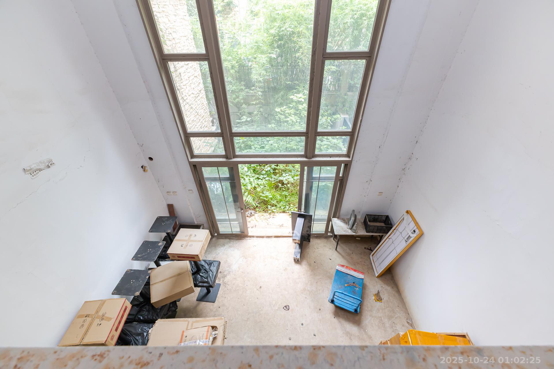 盈峰翠邸  5室2厅4卫    155.0万 盈峰翠邸  5室2厅4卫    155.0万客厅