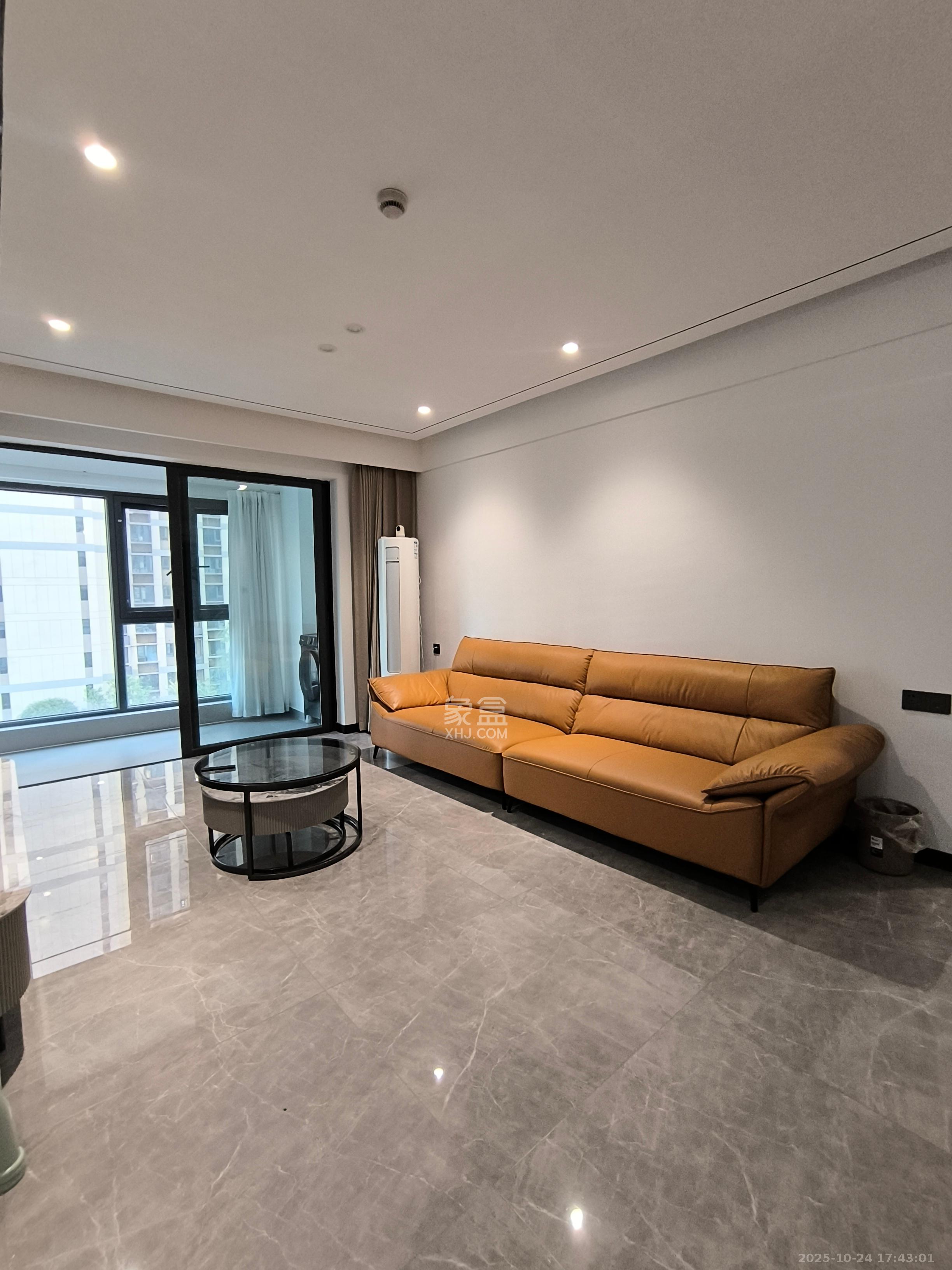 卓越中寰  3室2厅2卫    4500.0元/月 卓越中寰  3室2厅2卫    4500.0元/月室内图