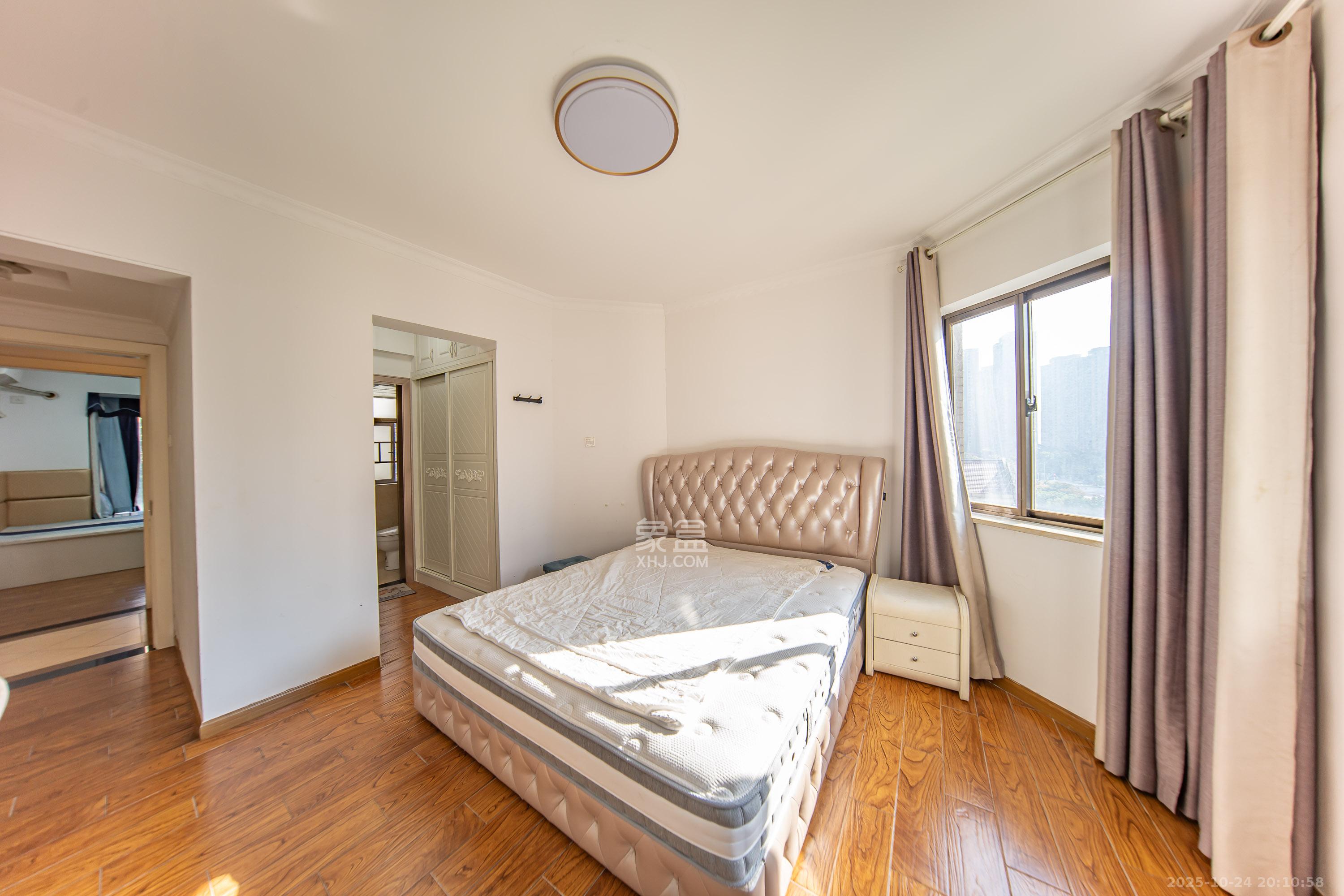 江山帝景哈佛  3室2厅2卫    128.0万卧室