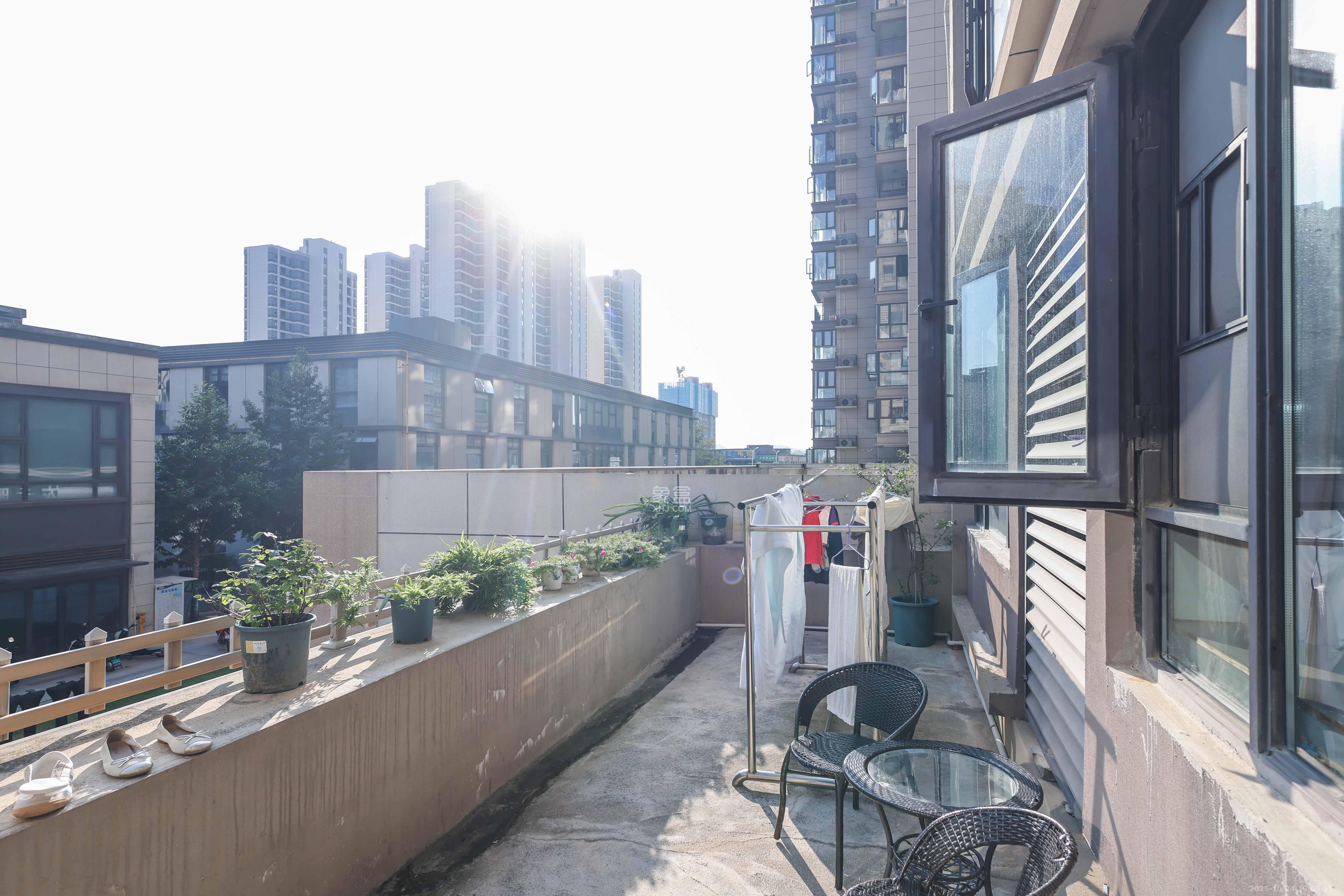 招商华发依云曦城  4室2厅2卫    135.0万 招商华发依云曦城  4室2厅2卫    135.0万阳台